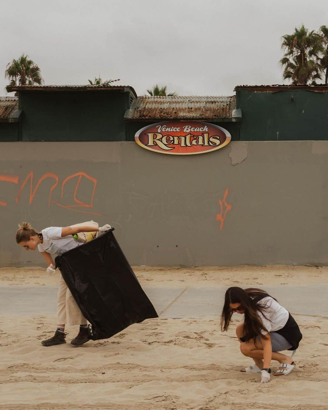 ボブ・マーリーさんのインスタグラム写真 - (ボブ・マーリーInstagram)「For the final event of our #SummerOfMarley series with @usal.project, we partnered with @gagecrismond to clean up the heavily-populated sandy shores of Venice beach while seeing first-hand importance of protecting and saving California’s beautiful beaches.   The beach has always been an important part of Bob and the Marley family’s legacy, from Bob’s younger days in Kingston running along the shoreline for his morning workouts, to the family’s recent efforts protecting local access to the Bob Marley Beach and elsewhere across Jamaica. We give thanks to #Usal for joining efforts with us to serve the community by maintaining a healthy coastal connection 🙏🏽🏝️☀️🌊 #bobmarley #usalproject #beachcleanup #protectourbeaches #reggae」10月6日 4時30分 - bobmarley