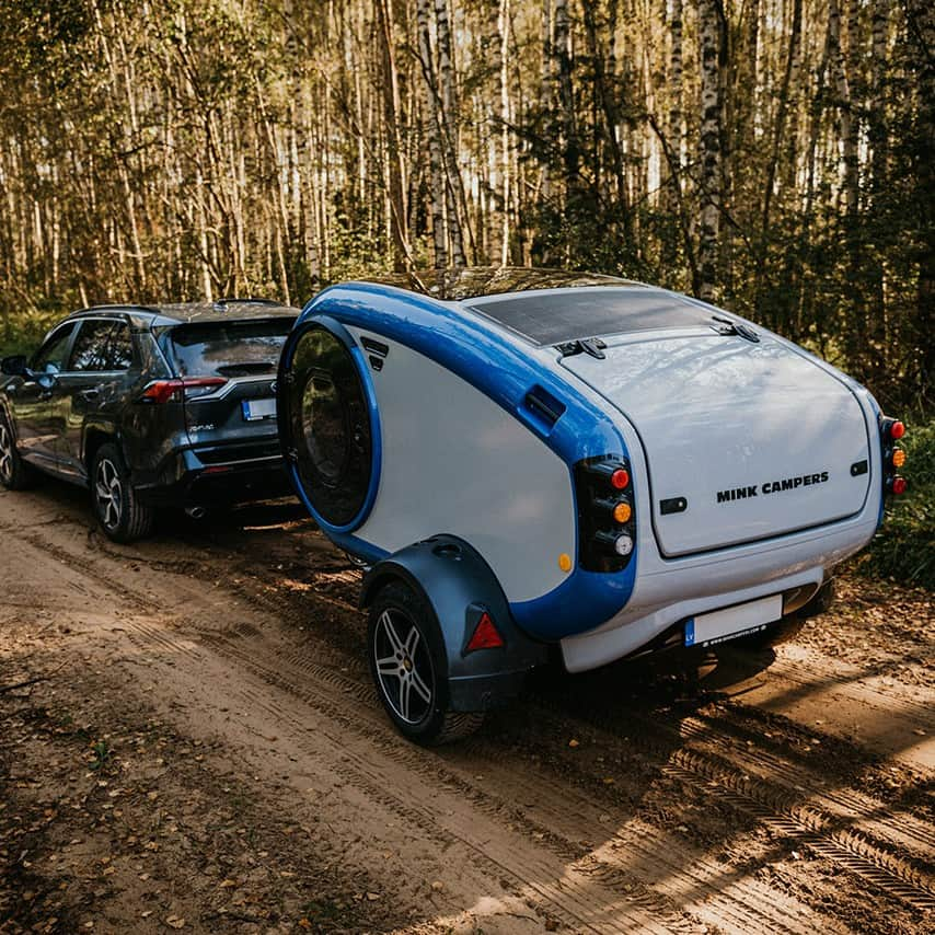 Design Milkさんのインスタグラム写真 - (Design MilkInstagram)「Are you getting some R2D2 vibes from this little camper... or is it just us? 🥹  You're looking at MINK-E, the world's first fully electric teardrop camper by @minkcampers! 🔋⚡ Inspired by their Nordic roots, this small but mighty wonder boasts an oversized panoramic skylight + large round side windows, providing a connection to nature from a comfy queen-sized Scandinavian mattress. At just 510 kg, it's also light + eco-friendly, providing a sustainable way to explore!  See more about it at the link in bio. 🔗  🏷️ #MinkCampers #MINKE #camper #campers #electriccamper #camperadesign #moderndesign #camping #EVcamper #travel #luxurycamping #teardropcamper」10月6日 4時30分 - designmilk