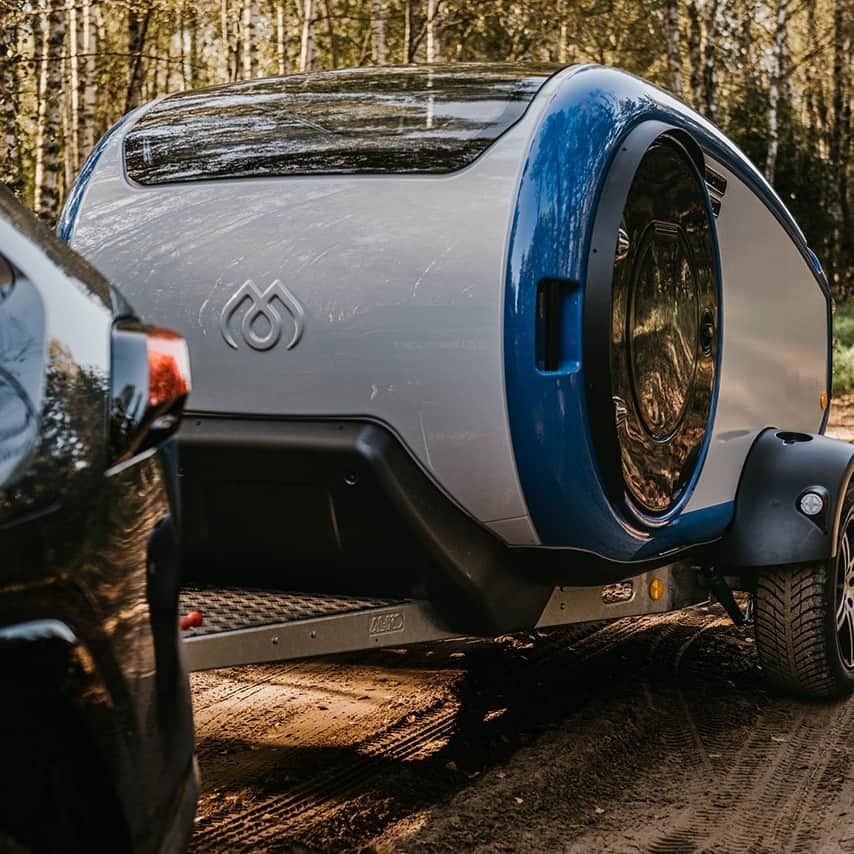 Design Milkさんのインスタグラム写真 - (Design MilkInstagram)「Are you getting some R2D2 vibes from this little camper... or is it just us? 🥹  You're looking at MINK-E, the world's first fully electric teardrop camper by @minkcampers! 🔋⚡ Inspired by their Nordic roots, this small but mighty wonder boasts an oversized panoramic skylight + large round side windows, providing a connection to nature from a comfy queen-sized Scandinavian mattress. At just 510 kg, it's also light + eco-friendly, providing a sustainable way to explore!  See more about it at the link in bio. 🔗  🏷️ #MinkCampers #MINKE #camper #campers #electriccamper #camperadesign #moderndesign #camping #EVcamper #travel #luxurycamping #teardropcamper」10月6日 4時30分 - designmilk