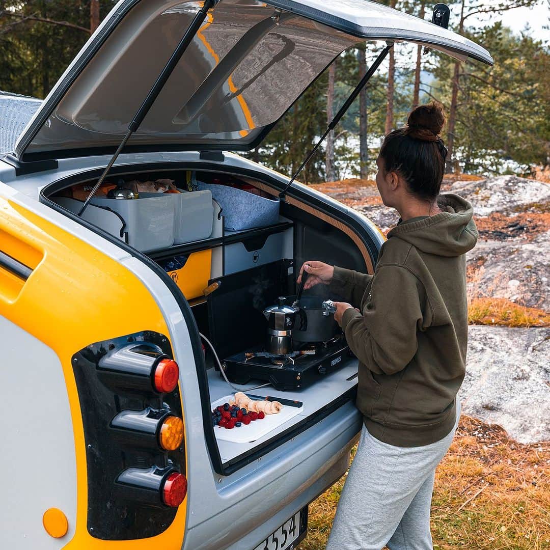 Design Milkさんのインスタグラム写真 - (Design MilkInstagram)「Are you getting some R2D2 vibes from this little camper... or is it just us? 🥹  You're looking at MINK-E, the world's first fully electric teardrop camper by @minkcampers! 🔋⚡ Inspired by their Nordic roots, this small but mighty wonder boasts an oversized panoramic skylight + large round side windows, providing a connection to nature from a comfy queen-sized Scandinavian mattress. At just 510 kg, it's also light + eco-friendly, providing a sustainable way to explore!  See more about it at the link in bio. 🔗  🏷️ #MinkCampers #MINKE #camper #campers #electriccamper #camperadesign #moderndesign #camping #EVcamper #travel #luxurycamping #teardropcamper」10月6日 4時30分 - designmilk