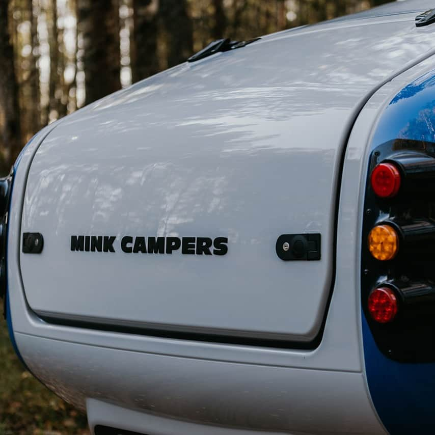 Design Milkさんのインスタグラム写真 - (Design MilkInstagram)「Are you getting some R2D2 vibes from this little camper... or is it just us? 🥹  You're looking at MINK-E, the world's first fully electric teardrop camper by @minkcampers! 🔋⚡ Inspired by their Nordic roots, this small but mighty wonder boasts an oversized panoramic skylight + large round side windows, providing a connection to nature from a comfy queen-sized Scandinavian mattress. At just 510 kg, it's also light + eco-friendly, providing a sustainable way to explore!  See more about it at the link in bio. 🔗  🏷️ #MinkCampers #MINKE #camper #campers #electriccamper #camperadesign #moderndesign #camping #EVcamper #travel #luxurycamping #teardropcamper」10月6日 4時30分 - designmilk