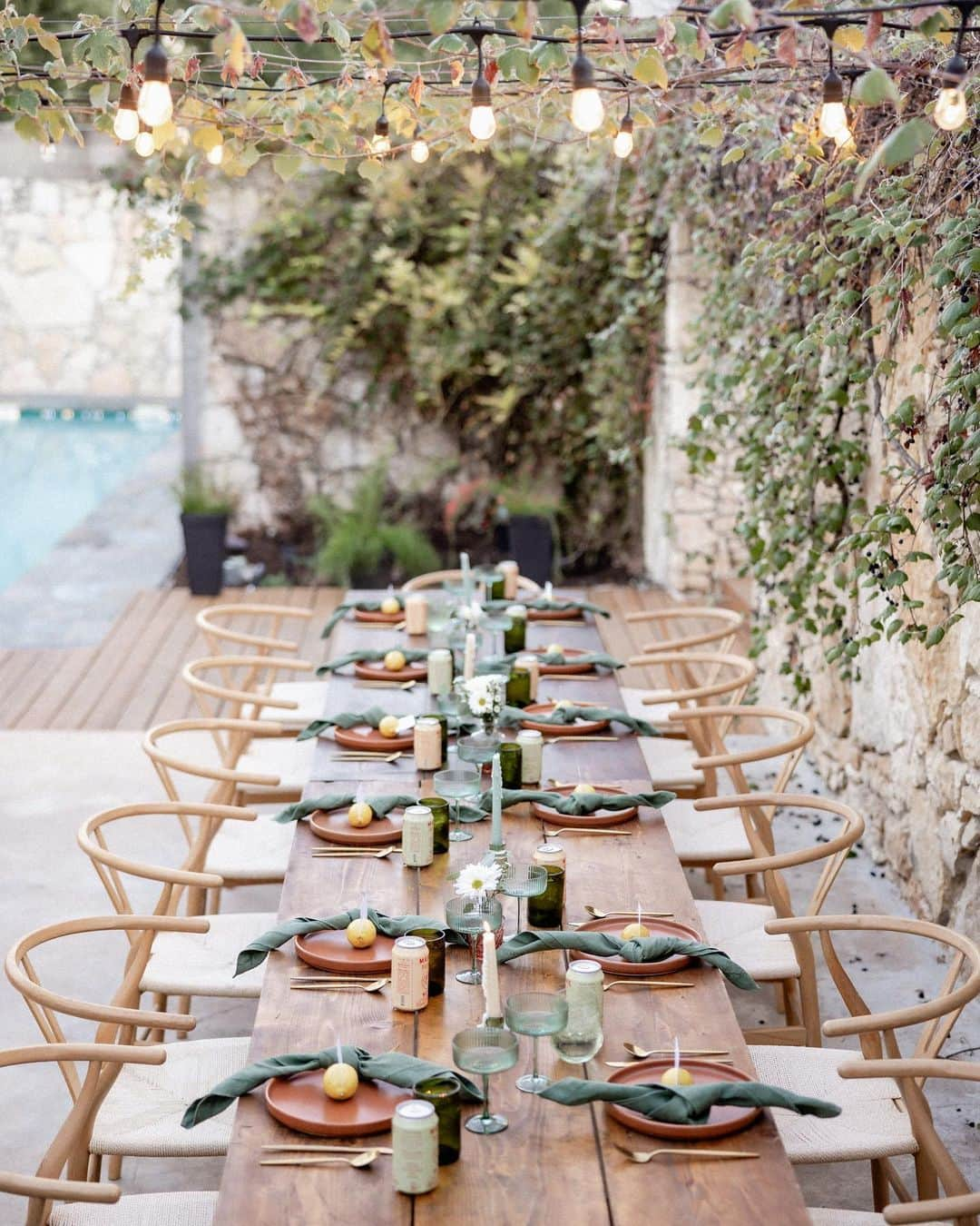 リンジー・モーガンのインスタグラム：「The Rehearsal Dinner Pt. 1  Thank you so much to all of our incredible vendors for making this the beginning of the most magical weekend   📸 @charmingimages   Venue Villa Artique  @feel.austin  Hosted by @karenadawn   Tables & chairs  @lootrentals  Plates & Glassware @tablemannerstx   Cocktails @madremezcal   Our incredible chef  Meredith Shaffer   Planning @hillcountrynative」