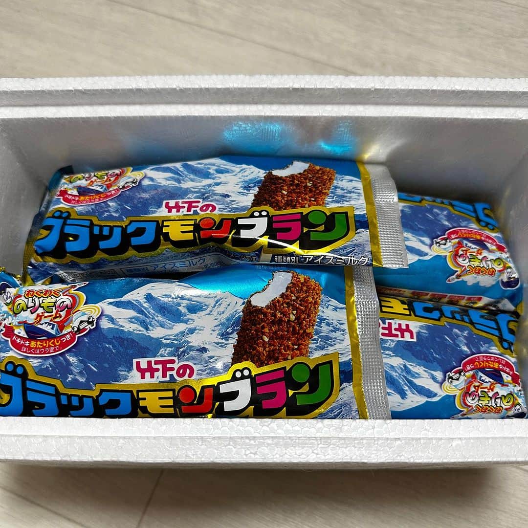 堀田祐美子のインスタグラム：「ブラックモンブラン。  人気で夏には届かず今日届いた。  今では東京でも売っているけど、何年か前までは売っていなかったブラックモンブラン。  チョコクランチがザクザクでバニラがさっぱり！！  冷凍庫にストックしました。  冬のアイスも美味しいよね。  #堀田祐美子 #yumikohotta  #prowrestling  #プロレス #womansprowrestling  #女子プロレス  #hearts82 #thearts  #ブラックモンブラン #竹下製菓」