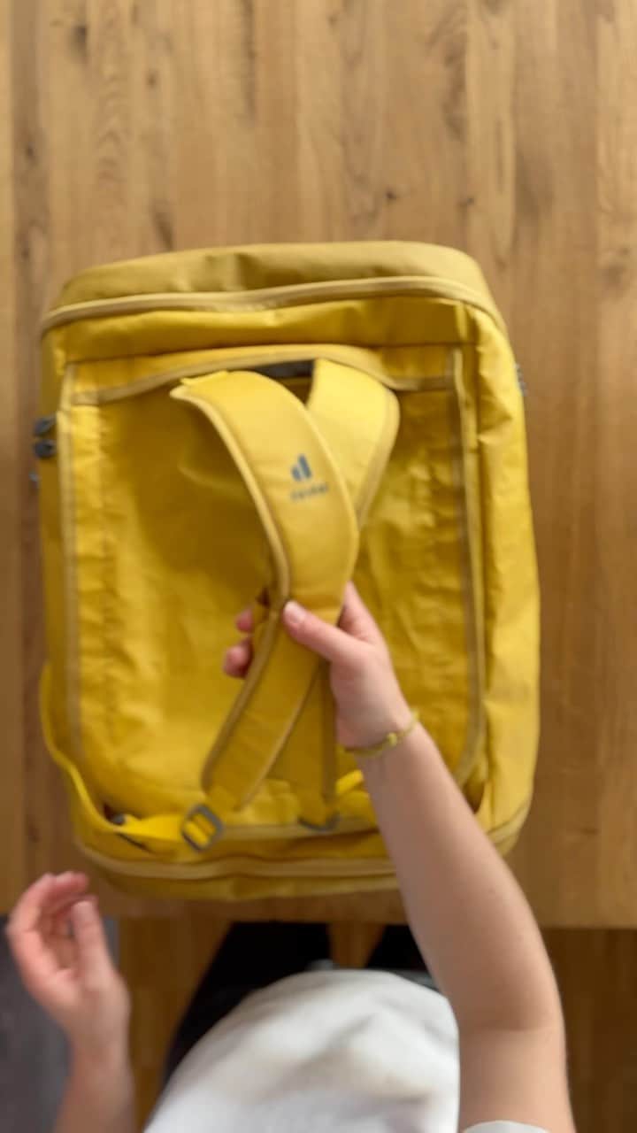 ドイターのインスタグラム：「Say hello to the super-space-saving sport duffel bag! 🤗👜  It’s the perfect companion for your active lifestyle. It packs down to a handy size in seconds, so you’ll never have to worry about storage space again. 🤩   See the video and get yours today! 🙋‍♀️  - Please tag #deuter to be featured. ❤️ -  #packing #lifestyle #bag #duffelbag #weekendtrips #deuterforever #deuter」