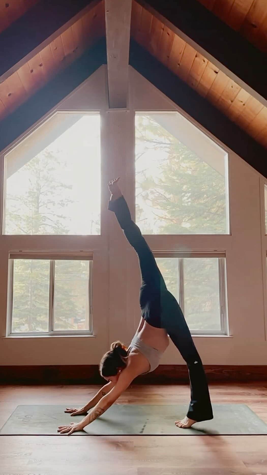 ALO Yogaのインスタグラム：「A feel good flow is always a good idea. @kaylalanielsen moves effortlessly on her mat ✨」