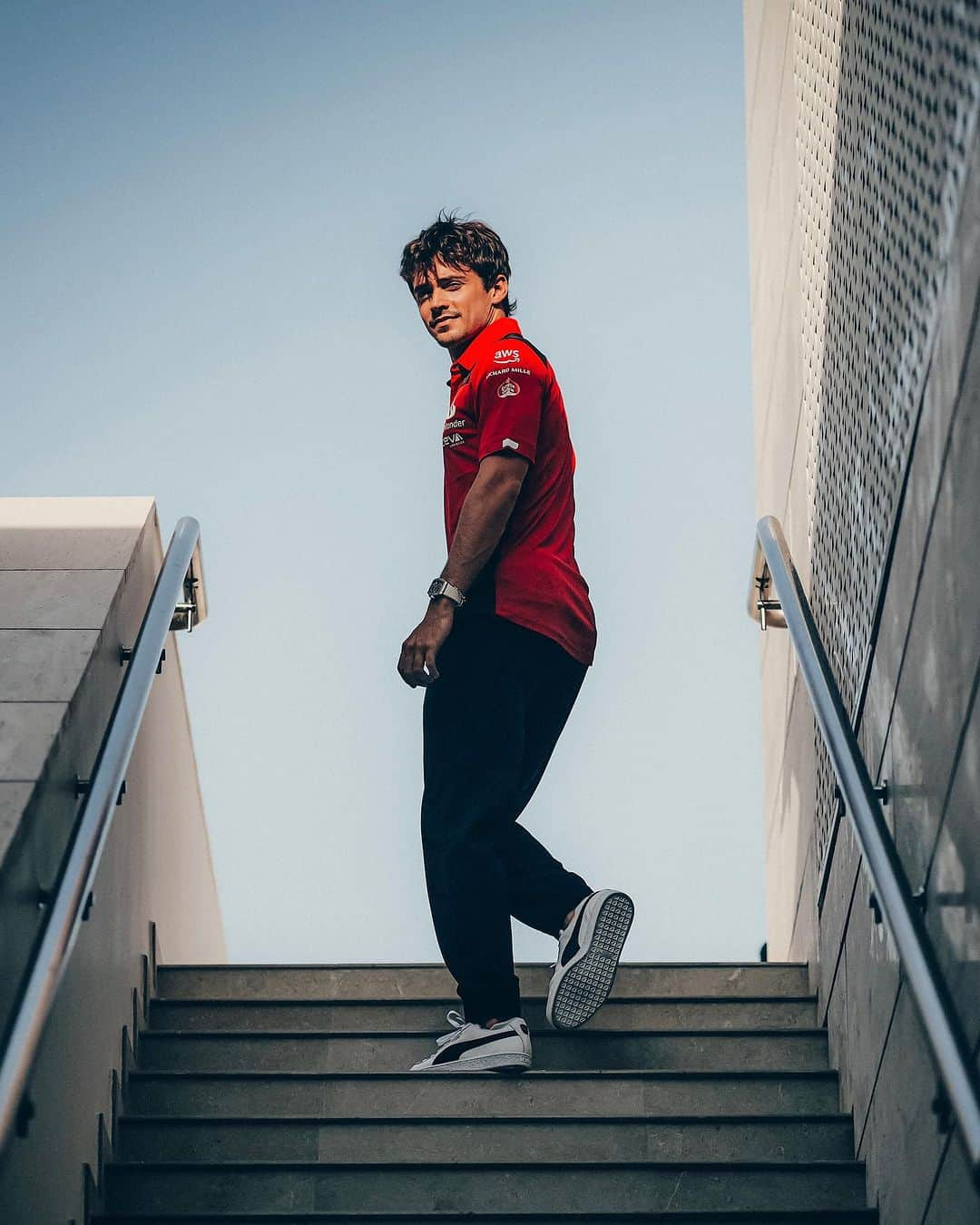 シャルル・ルクレールのインスタグラム：「Well arrived in Qatar 🇶🇦 Quali tomorrow - let’s gooo」