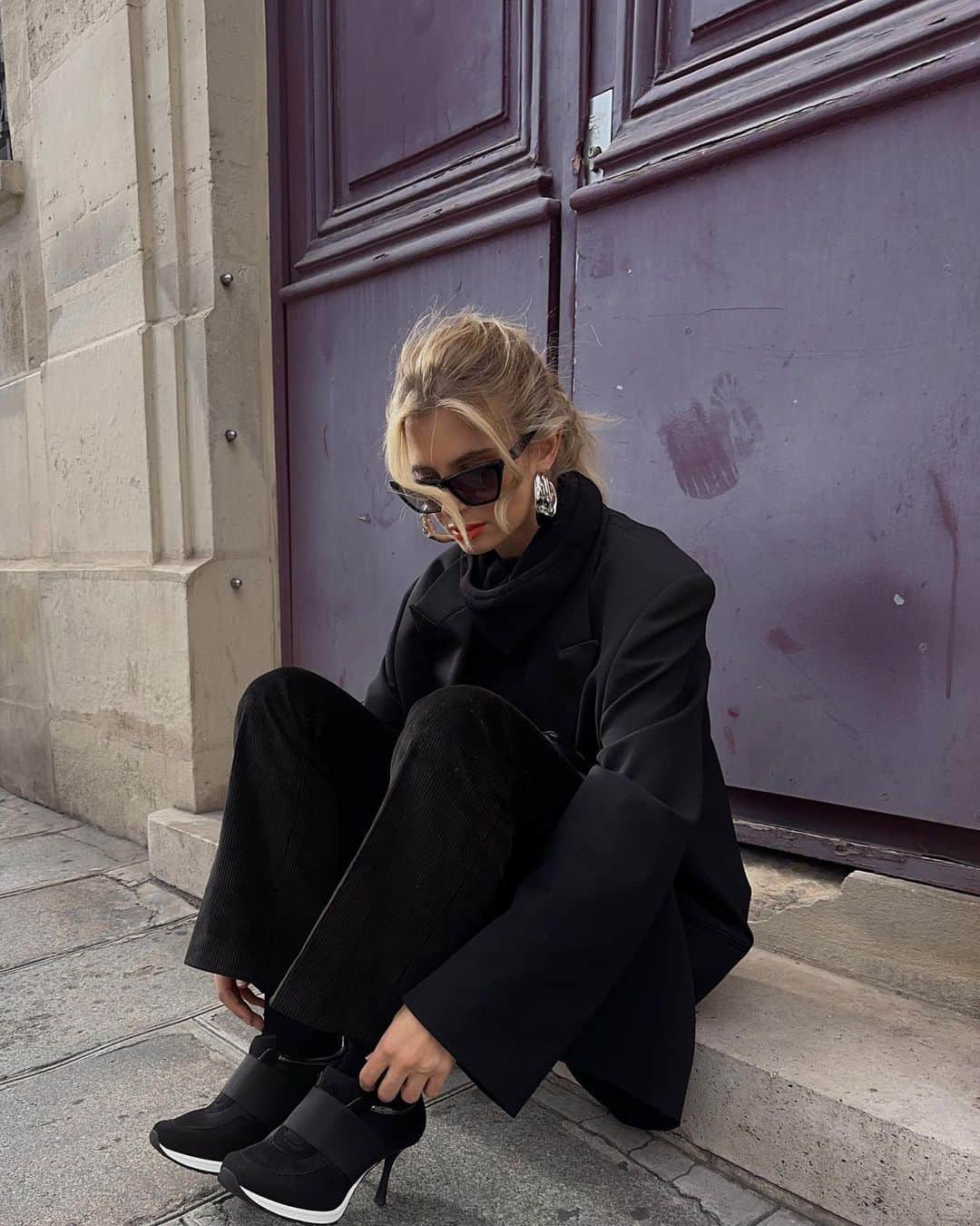 Xenia Adontsさんのインスタグラム写真 - (Xenia AdontsInstagram)「Catch me if you can 🖤 in my @sneex shoes #SneexPartner #PFW Anzeige」10月6日 4時41分 - xeniaadonts