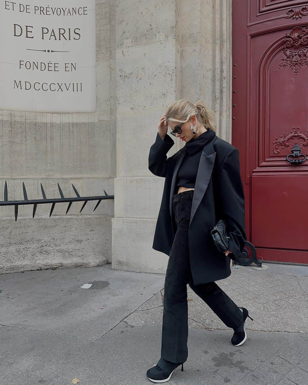Xenia Adontsのインスタグラム：「Catch me if you can 🖤 in my @sneex shoes #SneexPartner #PFW Anzeige」