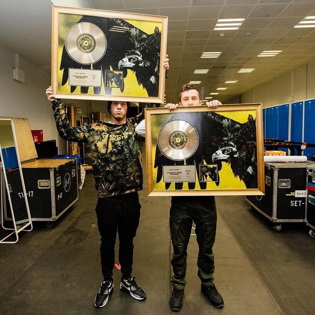 Fueled By Ramenさんのインスタグラム写真 - (Fueled By RamenInstagram)「Today marks 5 years of 'Trench'! 🦅 Drop your favorite song from @TwentyOnePilots' iconic album ⬇️」10月6日 4時44分 - fueledby