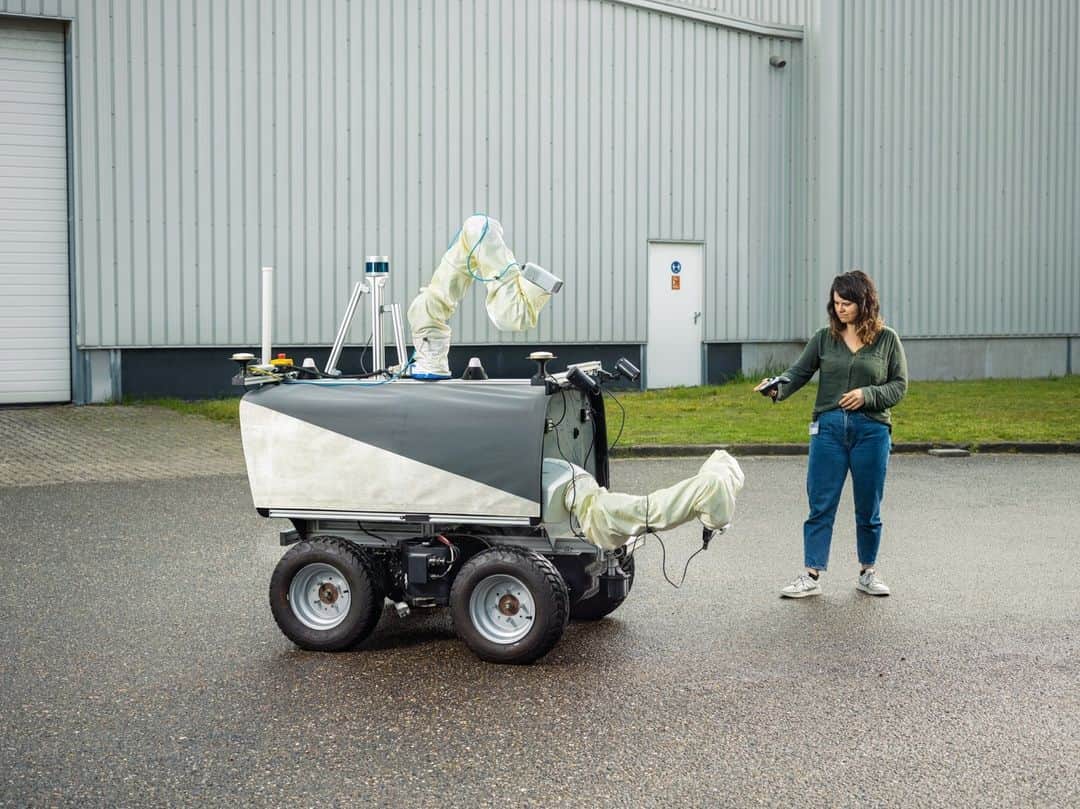ナショナルジオグラフィックのインスタグラム：「Photos by @paoloverzone | The Human Robot Interaction (HRI) Lab of the European Space Agency's European Space Research and Technology Centre is in Noordwijk, the Netherlands. Rute Isabel Soares da Luz, a scholar from Lisbon, focuses on the teleoperation—remote control—of rovers with haptic devices. The Interact rover, which has several functions, is used for space geology research or to support astronauts. It was designed and assembled in-house.   This rover is the analogue of what will be sent to space. It's operated by an HRI system of controlling a remote mobile robot with grasping and manipulation capabilities. Haptic feedback allows the operator to feel the remote robot touching the remote environment. An identical model of this system is on board the International Space Station—and astronauts are using it. #WorldSpaceWeek」