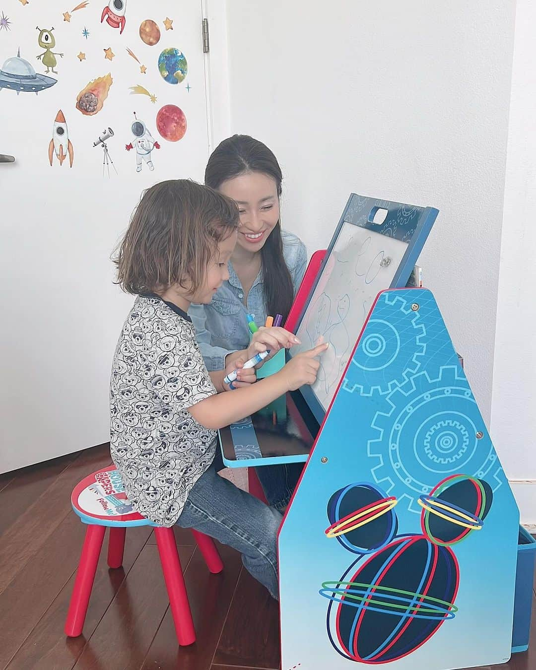 春名愛海さんのインスタグラム写真 - (春名愛海Instagram)「Since he is in kindergarten we decided we should have a desk of his own—- and we found @deltachildren ‘s Mickey Mouse Easel and desk set which it comes with a small chair and a basket, since then he says “it’s my work space” and does drawings and homeworks by himself❤︎ and also we play together on easel too, he often asks me to draw coconut🥹 It reminded me of when I was little I had the small mickey mouse chair too.. and my mom kept it till she passes away🥹  So much fond memoywuth Mickey chair for me and looking forward to make many with my son too❤︎ . . . #kindergarten #homeschool #international #internationalschool #5yearsold #6yearsold #boymom #disney #disneydesk #disneytheme」10月6日 4時54分 - amiharuna