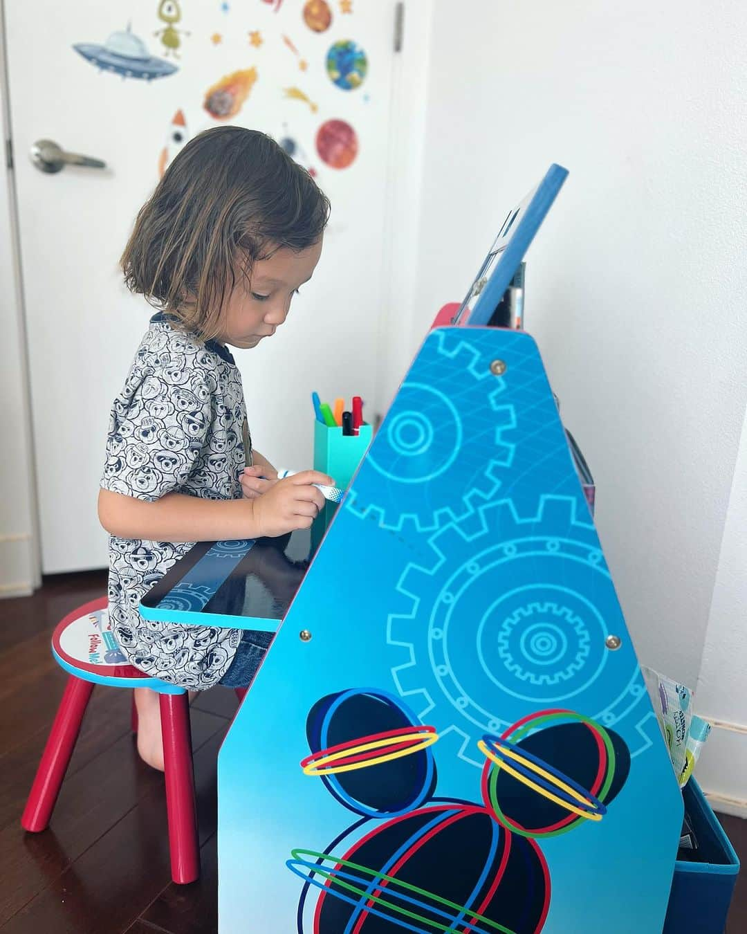 春名愛海さんのインスタグラム写真 - (春名愛海Instagram)「Since he is in kindergarten we decided we should have a desk of his own—- and we found @deltachildren ‘s Mickey Mouse Easel and desk set which it comes with a small chair and a basket, since then he says “it’s my work space” and does drawings and homeworks by himself❤︎ and also we play together on easel too, he often asks me to draw coconut🥹 It reminded me of when I was little I had the small mickey mouse chair too.. and my mom kept it till she passes away🥹  So much fond memoywuth Mickey chair for me and looking forward to make many with my son too❤︎ . . . #kindergarten #homeschool #international #internationalschool #5yearsold #6yearsold #boymom #disney #disneydesk #disneytheme」10月6日 4時54分 - amiharuna