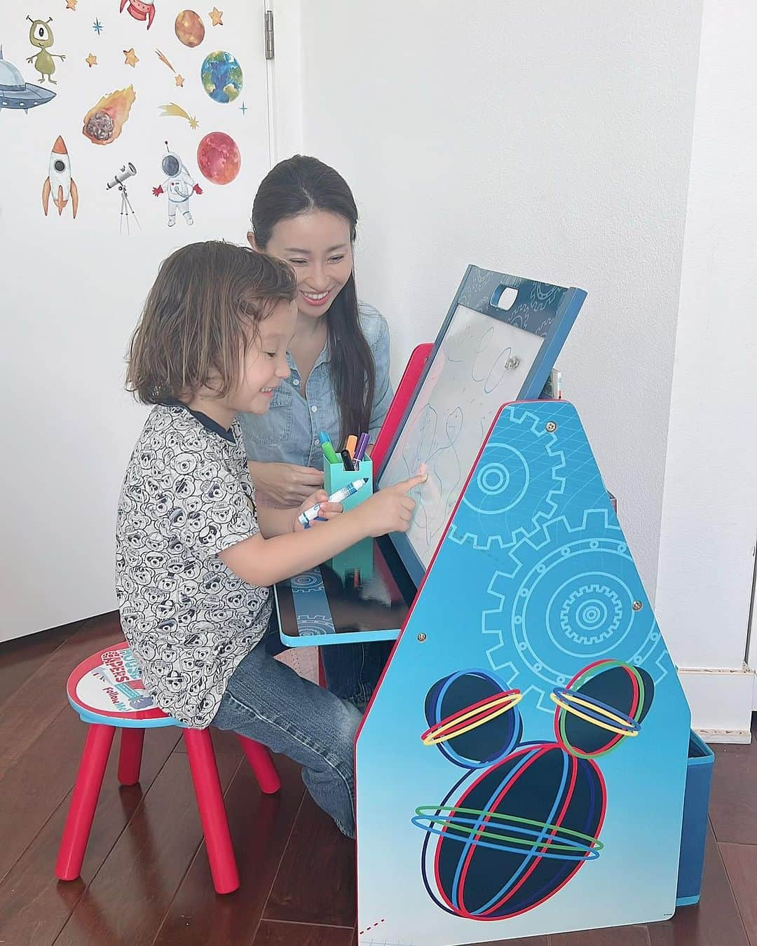 春名愛海のインスタグラム：「Since he is in kindergarten we decided we should have a desk of his own—- and we found @deltachildren ‘s Mickey Mouse Easel and desk set which it comes with a small chair and a basket, since then he says “it’s my work space” and does drawings and homeworks by himself❤︎ and also we play together on easel too, he often asks me to draw coconut🥹 It reminded me of when I was little I had the small mickey mouse chair too.. and my mom kept it till she passes away🥹  So much fond memoywuth Mickey chair for me and looking forward to make many with my son too❤︎ . . . #kindergarten #homeschool #international #internationalschool #5yearsold #6yearsold #boymom #disney #disneydesk #disneytheme」