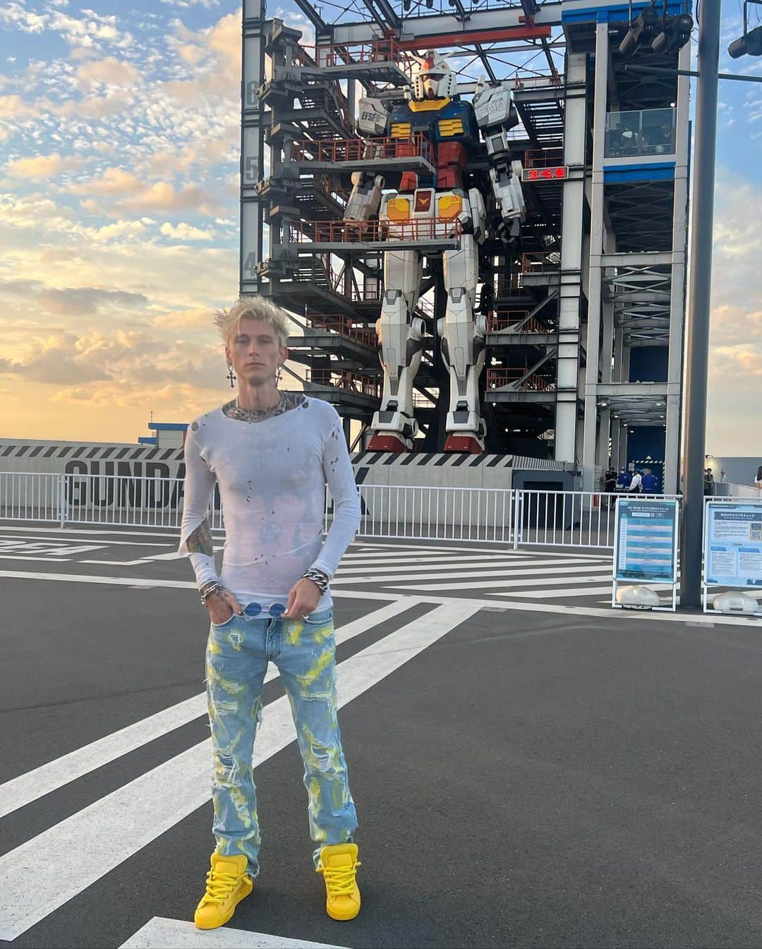 Young Gunnerさんのインスタグラム写真 - (Young GunnerInstagram)「tokyo ghoul 👻」10月6日 5時08分 - machinegunkelly