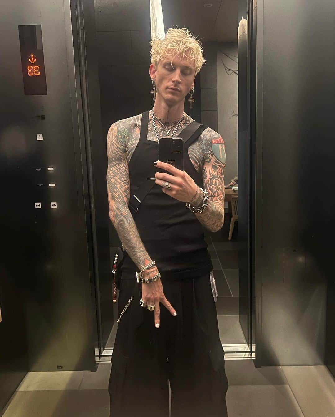 Young Gunnerさんのインスタグラム写真 - (Young GunnerInstagram)「tokyo ghoul 👻」10月6日 5時08分 - machinegunkelly