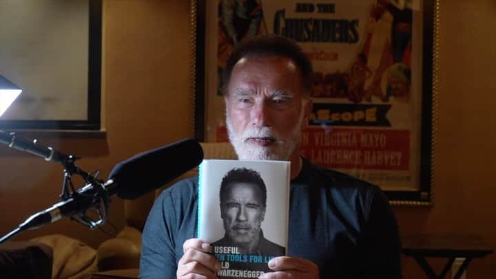 アーノルド・シュワルツェネッガーのインスタグラム：「Since so many of you ask whether I narrated it myself, here’s some behind the scenes of my audiobook recording in my home studio. Order Be Useful! Do it now! Link in my bio 💪」