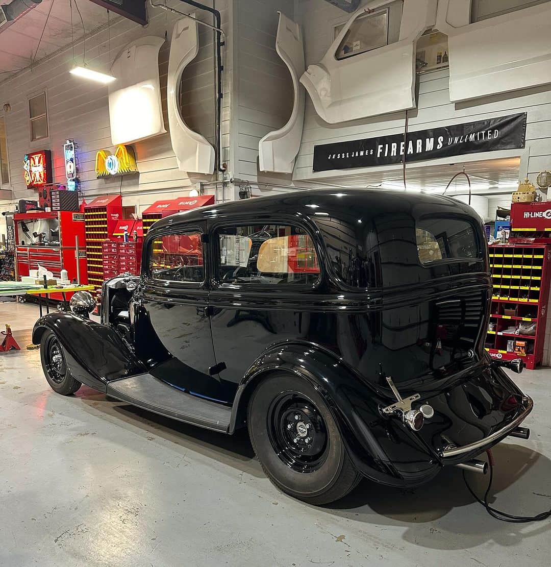 ウエストコーストチョッパーズのインスタグラム：「It’s starting to look almost like a hot rod…  www.westcoastchoppers.com」