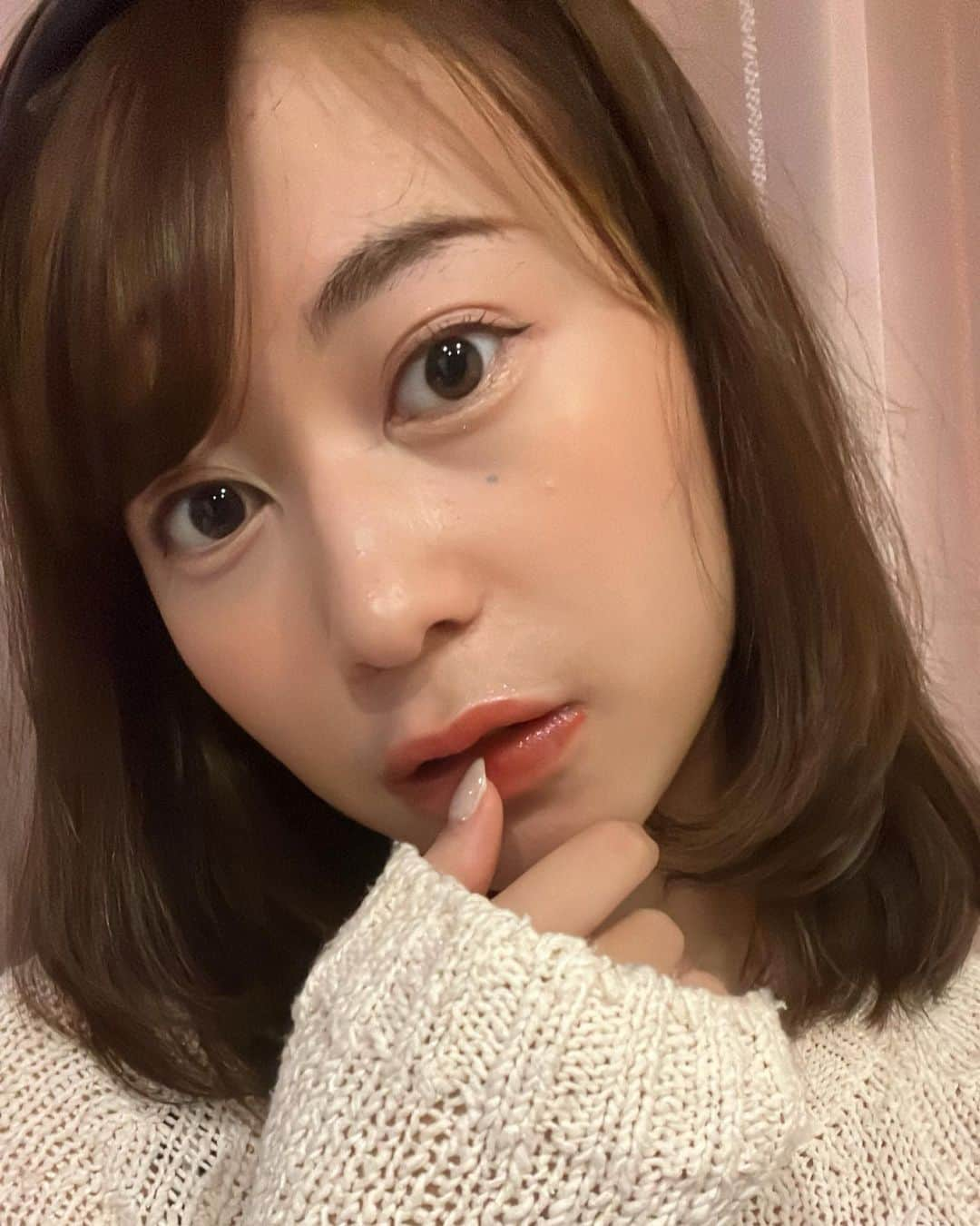 梶愛海さんのインスタグラム写真 - (梶愛海Instagram)「TikTok用に撮影してたら 普段では全くしないヘアスタイルが 意外と似合ってる気がしたので 撮ってみたら エフェクトなしで 盛れた✌︎('ω'✌︎ )  @hince_official_jp のチークとリップ使ってるんだけど最近すごいお気に入り🧏🏻‍♀️」10月5日 20時42分 - aimikajioffi