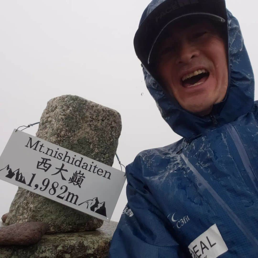 鏑木毅さんのインスタグラム写真 - (鏑木毅Instagram)「福島県と山形県境にある吾妻連峰へ。 初めから猛烈な雨と風…。 どうしようかな と迷ったけど この日このタイミングで走らないと しばらく山に行ける機会がなくなるので強行登山。 2年前にチーム100マイルの夏合宿で来た時には快晴、そして 大勢の仲間と 辿った道も、 今回は滝雨のなか 誰一人 会うことなくたった一人の時間。 シチュエーションが変わるだけで本当に同じ道なのかなと思うほどに 山道は変化します。 これが山の怖さというものなのかなと思います。 景色もほとんどなく 楽しいことも何もない こういう日の登山は 何も得ることないと思いきや、いえいえ 山での技術力を高めるには絶好の機会とも言えます。 そして何より 自分自身の内面と 徹底的に向き合えるのも 考えてみれば楽しい時間とも言えます。 でもやっぱり晴れている方が山は楽しいかな…。 #トレイルランニング #trailrunning #thenorthfacejapan #ザノースフェイス #tnfjp #thenorthfaceathlete #gontex #アスタビータスポーツ #essサングラス」10月5日 20時42分 - tsuyoshikaburaki