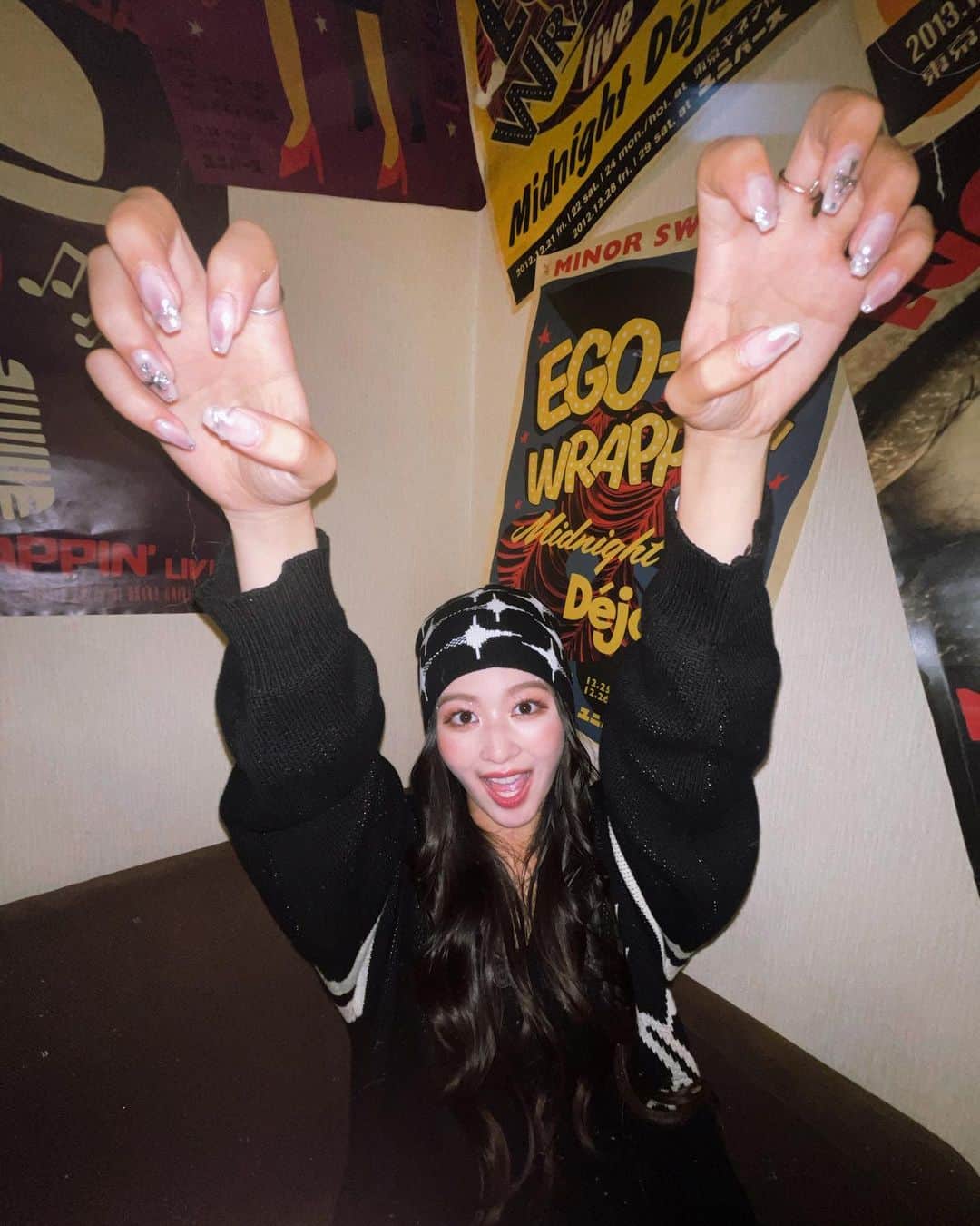 當山みれいのインスタグラム：「最近流行ってるらしいポーズ💅 ハロウィンぽくてかわいい🎃」