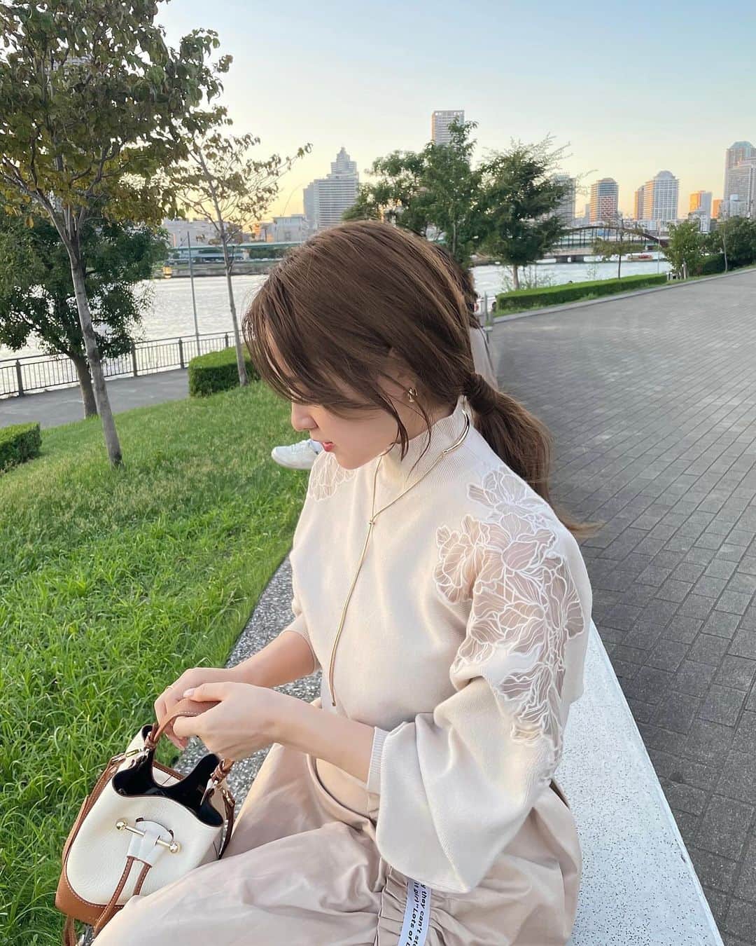 大野愛友佳のインスタグラム：「もうすっかり🍂♡  この日は、 @lagunamoon_com のwhite knit ︎︎︎ ♥︎  もっちり生地が心地よい✨  #ベージュコーデ #ホワイトニット #pr #lagunamoon」