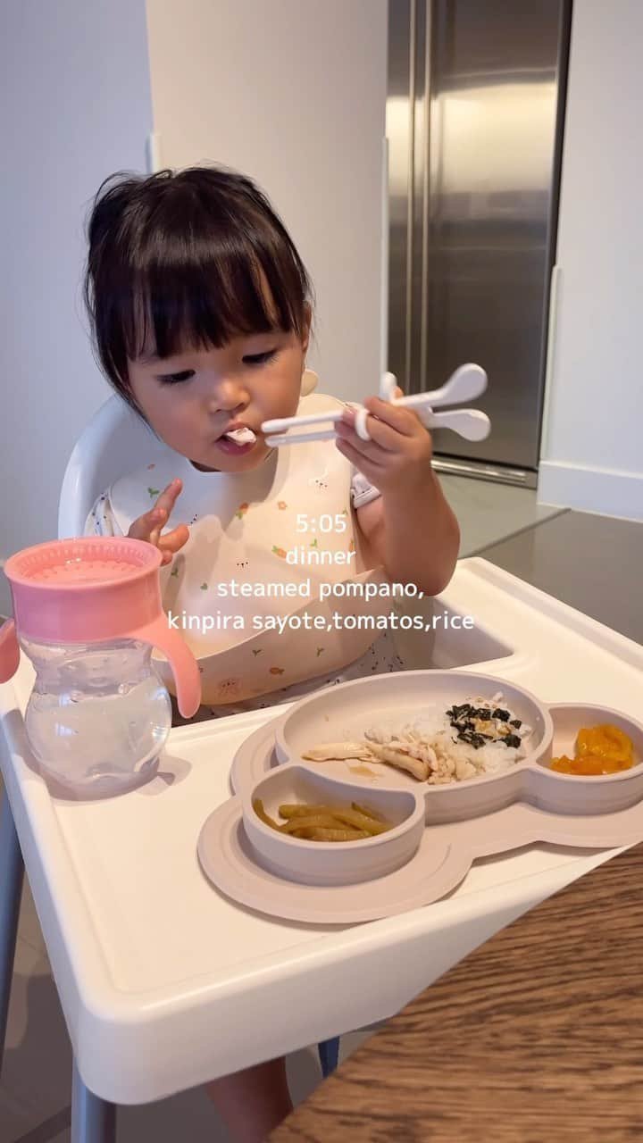 HISANAのインスタグラム：「what my toddler eats in a day👧🏻☀️ 1歳10ヶ月おすずちゃんが1日に食べたもの記録が好評だったので🤭  yummyって言いながらもぐもぐしてるとこ見ると幸せなきもちになる🥹  よくイヤイヤ期ないんですかってDMやライブでも聞かれることが多いんですが、こんな感じでたまに泣いちゃったり、他のことがしたくなったりすると「done！」と言いながらエプロン外して食べるの辞めちゃいます😶 イヤは言わないけど、NOはよく言ってるかな🤭  #1歳女の子#1歳10ヶ月#海外移住#フィリピン#マニラ#海外子育て#海外で子育て#幼児食#幼児食メニュー #幼児食記録#whatmytoddlereats#22months#manila#toddlermom#toddlermomlife」