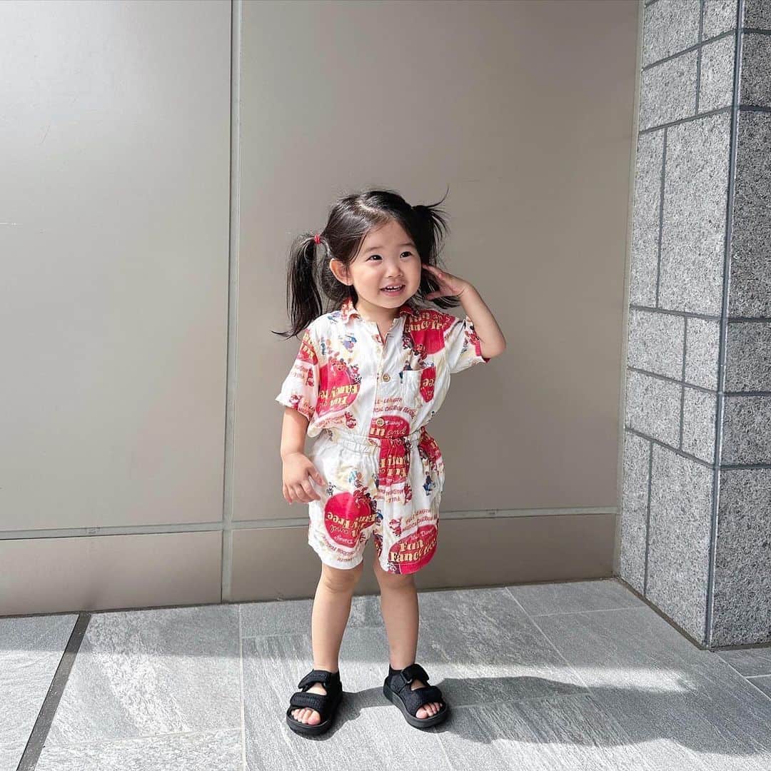 のインスタグラム：「ゆいコーデ🐣  お友達が悠真にとくれたアロハシャツのセットアップ。 まだ大きかったから姉ちゃんが着ました😽」