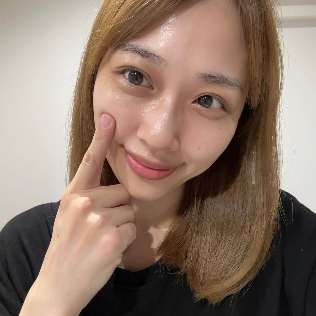 yurikaのインスタグラム：「🫧skin care🤍 * 秋の花粉にもしっかりやられて乾燥しがちだったので、よりしっかりめにスキンケアをやっているこの頃🫧 まあ敏感肌だから一年中なにかにやられてるんだけどね🫠🫠笑 やっぱり私にはしっかり保湿することがお肌に合っているからスキンケアの最後はしっとりした使い心地のものを選んでるよ！ 化粧水などで保湿した後に、最後の蓋をするように、オイルクリームを使ってる！ * iniks センシティブ シールドバリア オイルクリーム * こちらは、敏感肌の方にもおすすめなバーム状クリームで、角層のうるおいを密封し、バリア機能をサポートしてくれて、乾燥を防いでくれるそう！ 約90%がオイル、ワックス成分なのにめちゃ軽い！ シャーベットっぽいバーム系で伸ばしやすいし、ベタベタしなくてさらさらなんだけどしっかりしっとり感✨こういう質感大好き🥹❤️笑 スキンケア後なのに重たく感じにくいの！ 軽いつけ心地だからメイク前にも使いやすくて助かる！！朝も夜もちゃんと保湿することが私にとっては大事🙆‍♀️ 特に私は目元が荒れやすいから目元周りはたっぷり重ね付けしてる✨あと最後はリップにも使ってるよ！ ベタベタじゃないから寝る前にも使えて嬉しい！ 顔に塗ってそのままリップにいけちゃうから時短ってことよね🤣💕(大事) あとあと！ 中蓋の上に小さいスパチュラがついてるのめちゃ嬉しい😂🤍適量取りやすいし、可愛い🤣笑 * * 今の時期って花粉以外でも季節の変わり目で敏感になってるからいつも以上に保湿するのを心がけていて、肌に優しいものを使うようにしてる✨ 良いコンディションでいたいから、使うものも納得したものがいいな🩶 これはちゃんと頼れるなって思えるから好き😙 まだまだ保湿大事だからスキンケアがんばろ✊！ * 10/12発売なので気になる方はぜひチェックしてみてね🌼 私は少し早めに使わせてもらいました🥰 * * @iniks_official #PR #iniks #敏感肌 #スキンケア #オイルクリーム #保湿 #クリーム #乾燥肌 #センシティブシールドバリアクリーム #skincare #リップクリーム #バーム状クリーム #リップバーム」