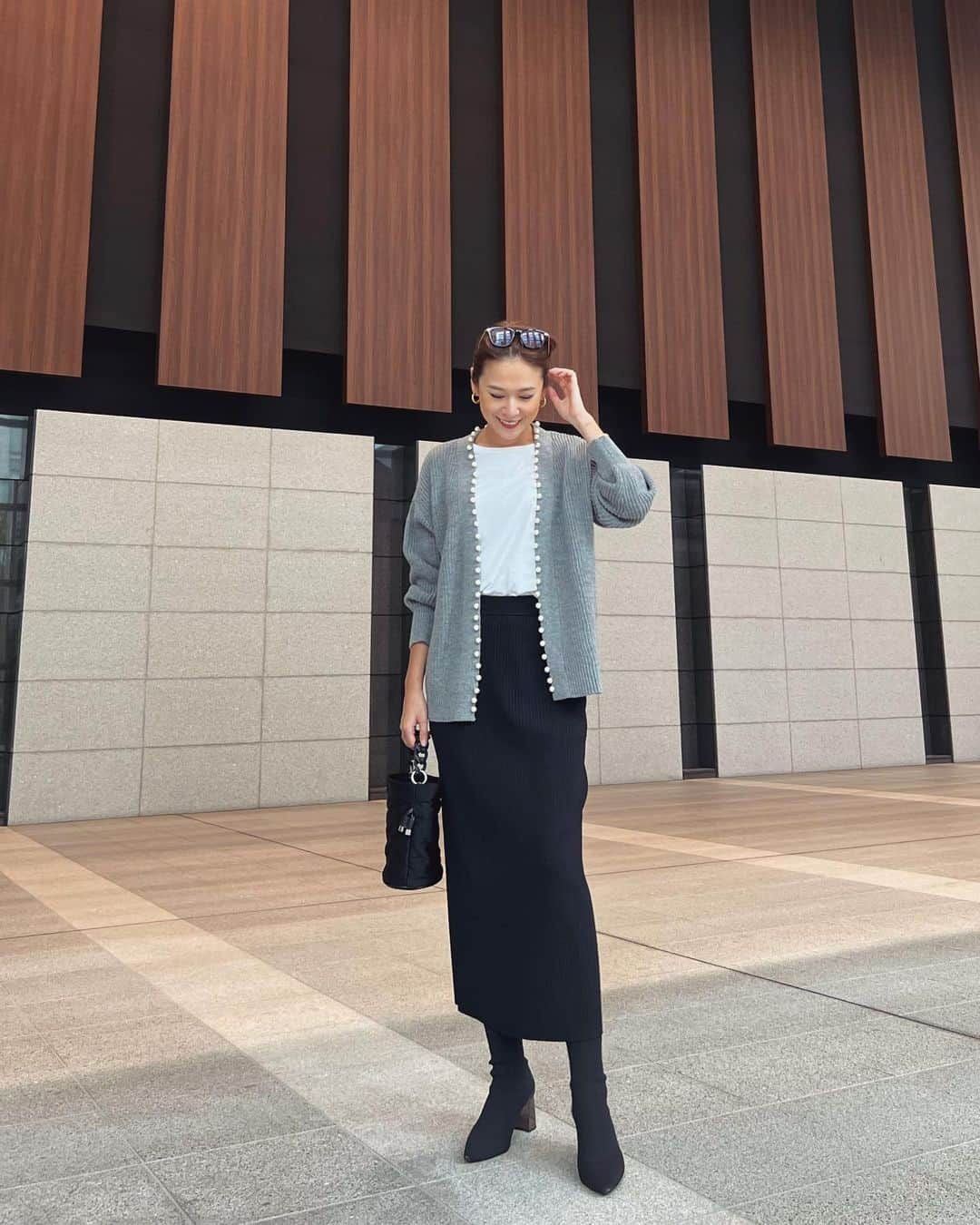 MAICOのインスタグラム：「#outfit . . Cardigan... @belluna_fashion_official 商品番号：OFE6-00115  Skirt... #barnyardstorm Shoes... #zara   いつものシンプルコーデに羽織るだけで、可愛さと華やかさをプラスしてくれるパールカーディガン🫶🏻  @belluna_fashion_official はトレンドのアイテムやサイズが豊富だから幅広い人におすすめできます😊 . . クーポンコード【 IB017 】で Bellunaアイテムが10％offになるのでぜひご利用くださいね💕 (10/31まで)  #BELLUNA#ベルーナ#着回しコーデ #プチプラコーデ #骨格ウェーブ」