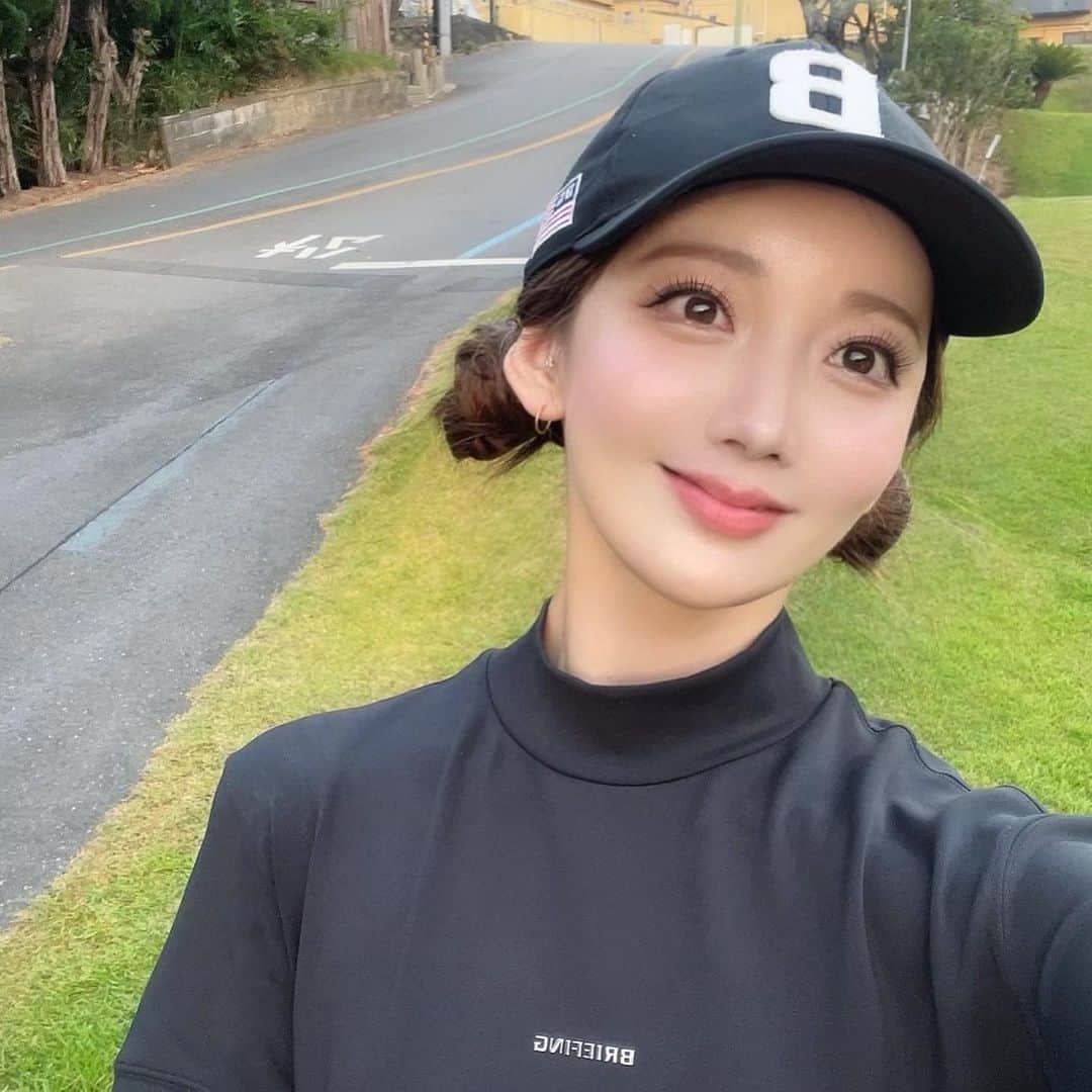 のインスタグラム：「Night game 🏌🏼🌃 今年の夏はナイターづくし🩶 startは1枚目みたいに明るいけど、夜になると暗くてスリルもあってそれも楽しい🩶 最後の動画は怖い怖い言ってる👻笑 やっとこのメンバーで行けて最高だった~🫶🏻 この日のヘアーはツインお団子にしてみたよ🍡 ⠀ onepiece、cap…#briefing」