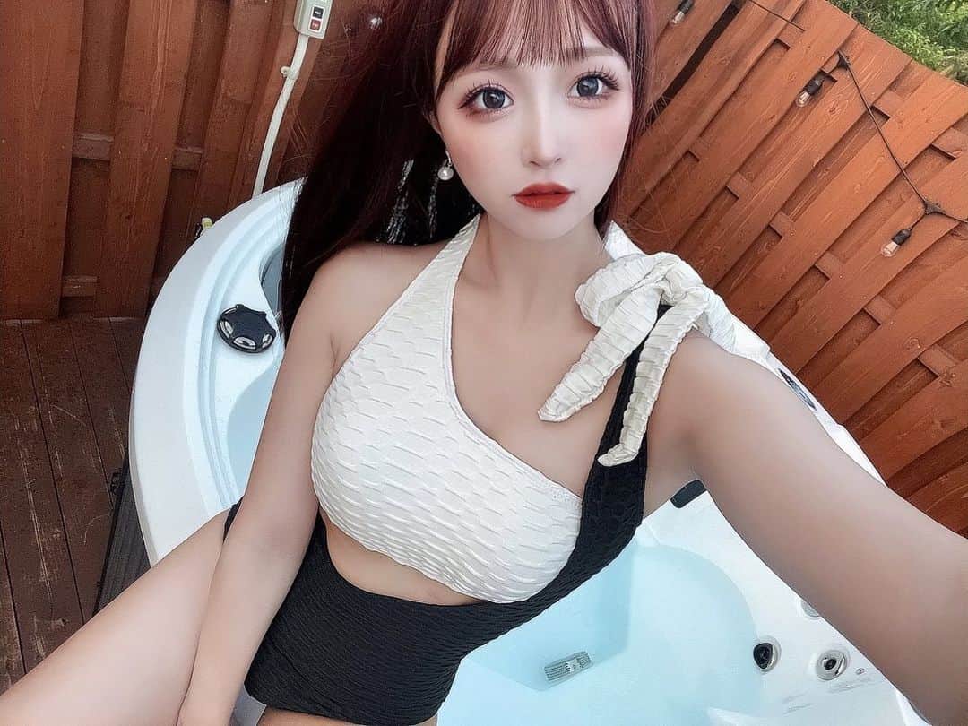 やなぎみさきのインスタグラム：「ジャグジー🤍🫧  気持ちくてずっと入ってた♡  新しく買った水着早く着たくてやっと着れた🫧  @ciel_official.jp  の♡  胸盛れるし、お腹、腰隠れて安心感🫶  #水着#ジャグジー #水着女子 #サウナ女子  #旅行pic」