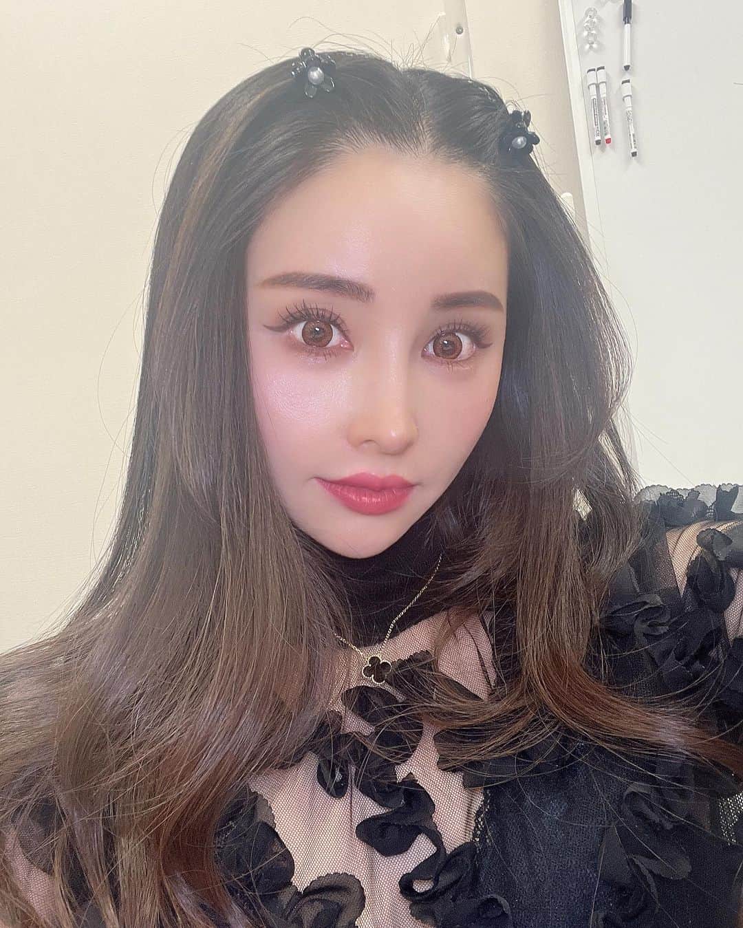 のインスタグラム：「🤍🖤🤍  仕事中、髪の毛ピって止める 小さなヘアピン欲しくて  こちらのヘアピン DAISOで見つけたもの♡  お値段以上♡  #ヘアピンアレンジ」