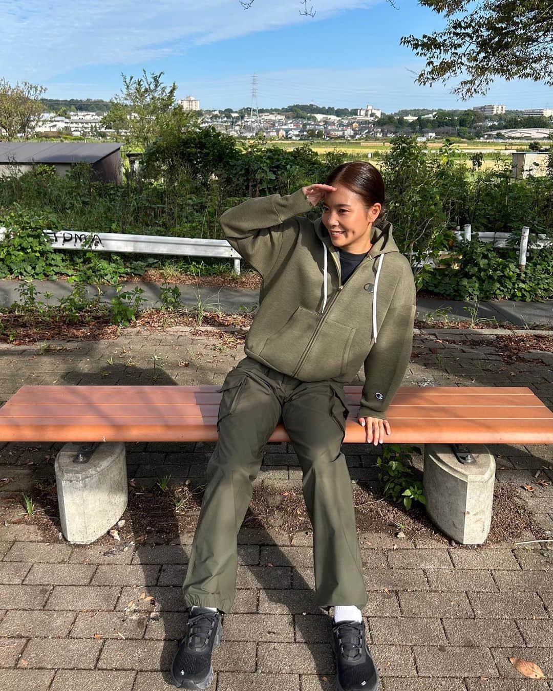 川島はるなさんのインスタグラム写真 - (川島はるなInstagram)「. . new wear🏃‍♀️ とにかく軽くて動きやすい 『ジップフーデッドスウェットシャツ』 は保温性にも優れてるので ランニングなどなど これからの季節に大活躍しそう✨  カーゴパンツとの組み合わせは 秋冬をぐっと感じさせますよね☺️🤎🌳  #自分の好きを見つけよう #championjp  #PR #ジップフーデッドスウェットシャツ #カーゴポケット付きロングパンツ #リラックスフィット #アースカラーコーデ」10月5日 20時43分 - haruna__kawashima