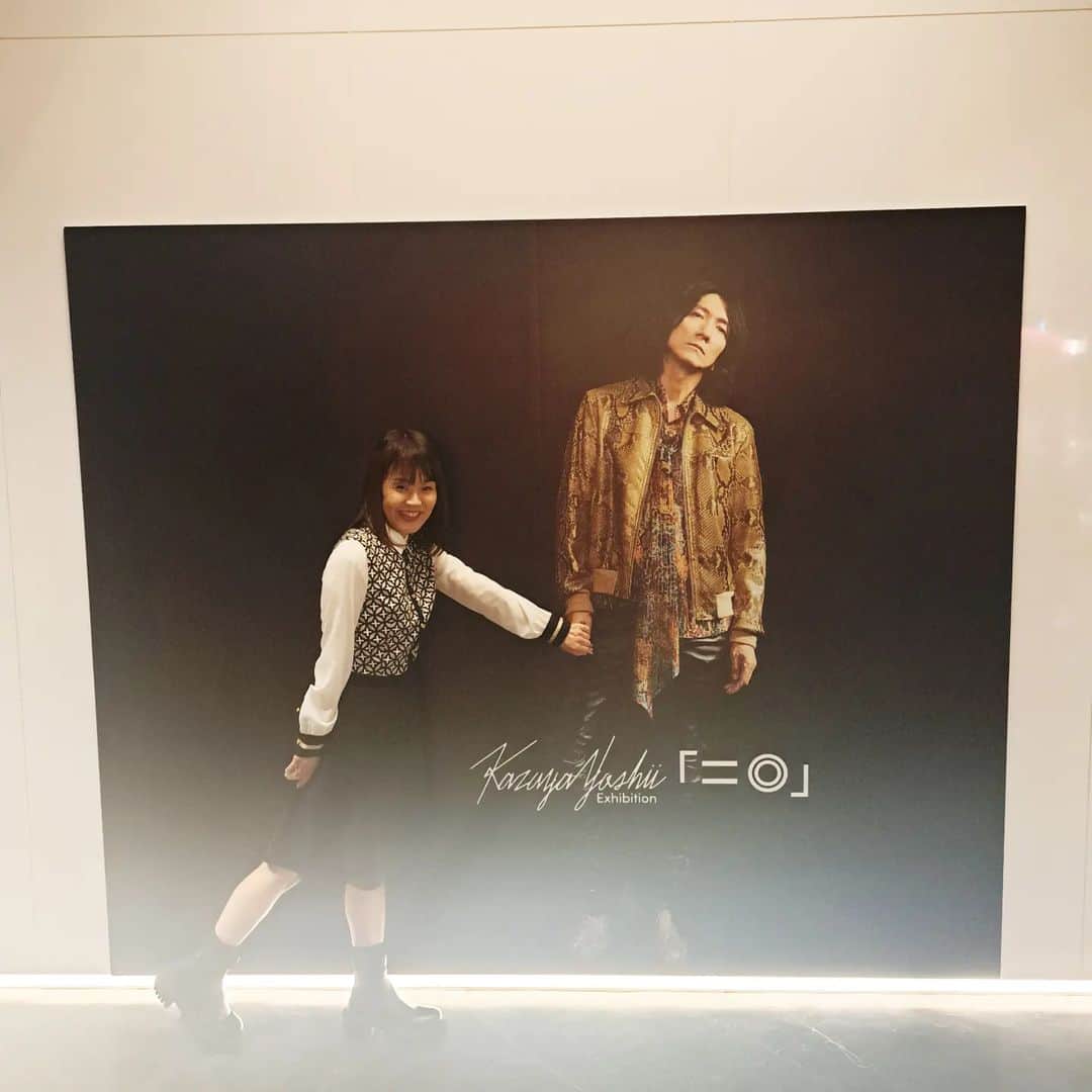 のインスタグラム：「【吉井和哉展「ニ◎」に行ってきました】part⑤  この写真、手つなぎ風撮り方！ 会場のスタッフのお姉さんが教えてくれました！ どの場所でも、 皆さん、気持ちよく対応してくれました。 会場のスタッフの皆さん、ありがとうございました！  と言うわけで。  ベストアルバム「20」を聴いて、 こうやってイベントに参加して、 自分のDJとしての20年も改めて振り返りました。  私が担当している番組では、 20年前のインタビューを聴いてもらったり、 私がオススメするソロ楽曲を紹介したりする企画を毎週やっていて、来週まで続きます。  THE YELLOW MONKEYの30周年もそうだったのですが、ご本人たちが動けないならば！と 昨年からずっとやってるんですが(笑)  これは、 私の自己満足と言うわけではない！と言うことで、 ちゃんと企画を考えてやってるつもりです。  やっぱり。思ってしまうのです。 ウルフルズ行って楽しかったーー！と思ったら、 THE YELLOW MONKEYも見たいなって。 B'zを見た時も思ったし、 やっぱりライブ見たいよーー。  と多くのファンも思ってる。 そんな気持ちをネガティブではなく、 ポジティブにしてほしいし、 と言ったら、なんかえらそうですが😓 待ってる時間も楽しくしていたいなぁって。 じゃあ、ファンのためだけにやってるのか？と言えば、そういうわけではもちろんなく。  私たちラジオDJは、 ラジオパーソナリティーとも呼ばれますが。 やっぱり、キャリアも重ねてきたら、 私だからこそ伝えられることを伝えていきたいし、 伝えていけるようにならねば！ と言う気持ちもあります。  だから、初めてお会いするアーティストに対しても リスペクトの気持ちをちゃんと持ってインタビューしているし、 そういう中で私が出会ってきたアーティストを、 自分の言葉で、届けていきたいし、 そういうバンドやアーティストがいないと、 DJとして淋しいなぁとも思うし、 いることは幸せだし、 これからも届けていこうと思います！ (THE YELLOW MONKEYの「Live Loud」の特集をやった時、ご本人たちからのコメントもなかったのに、 日本で一番いい特集だった！と言うメッセージもらった時は、本当に嬉しかったです！)  と、なんだか暑苦しくすいません🙏  吉井さんには、怒られたりもしますが(苦笑) 公私ともたくさん幸せをくれた20年！！ この10年でもう少し恩返しするはずだったのに、 全然できてないから、まだまだずっと歌ってね！！ 淳悟さんではないですが、待ってます！！ 吉井さんが、ステージに立つ日も！ スタジオで会える日も！！  最後に20年間の中で、 私が聞いた吉井さんの名言(！？)のひとつを。  (吉井さんにとって、「色気のある女性」って どんな女の人ですか？と質問したら)  「"ありがとう"と"愛してる"を言える人」  #吉井和哉20th #吉井和哉展  こんなに書いといて、誕生日にまた書いたりしたらすいません(苦笑) お付き合いありがとうございました！」
