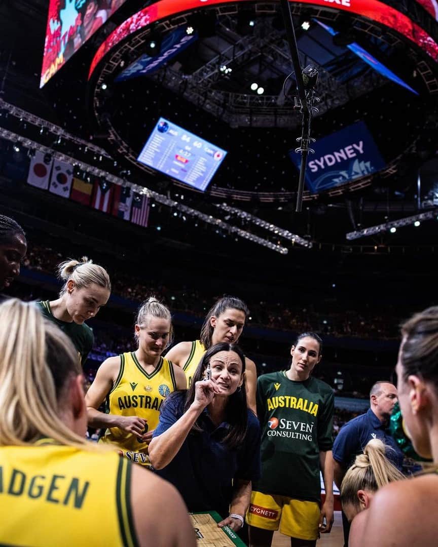 FIBAさんのインスタグラム写真 - (FIBAInstagram)「Happy #WorldTeachersDay to all the coaches out there 🧑‍🏫 ❤️」10月5日 20時43分 - fiba