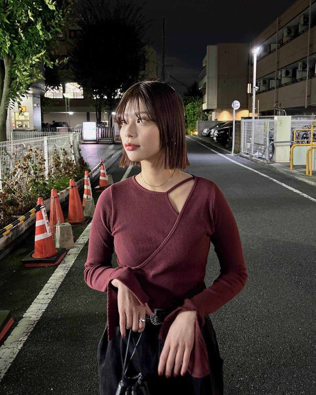 のインスタグラム：「. 最近こういうピタッとしたトップスに ダボっとしたパンツを合わせるのが好き〜🍂 ⁡ ⁡ @violettaofficial_jp のトップスさり気なく 肌見せできるのがいい女っぽくてお気に入り🫢❤️ ⁡ ⁡ ⁡ ⁡ ⁡ ⁡ ⁡ ⁡ #violettaoficial #ニット #秋コーデ #カジュアルコーデ #モテコーデ #休日コーデ #デニムコーデ #デニムパンツ #pr」