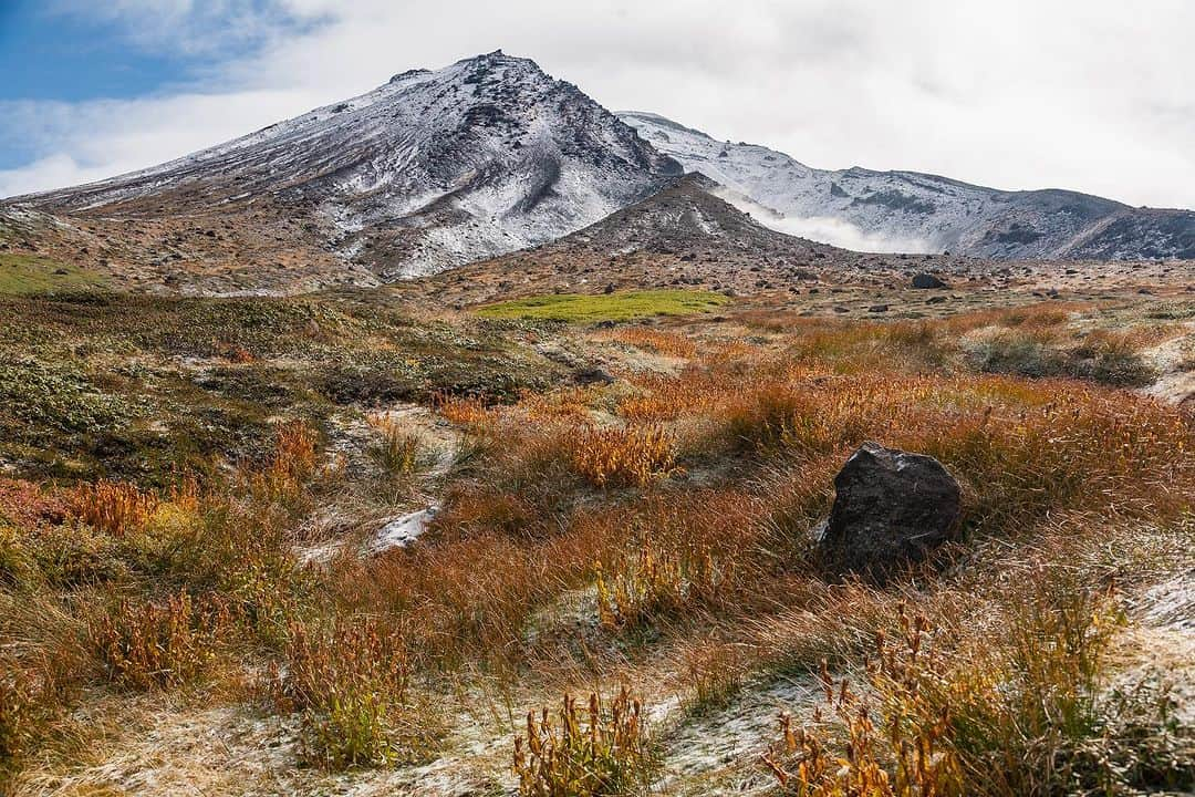 Michael Yamashitaさんのインスタグラム写真 - (Michael YamashitaInstagram)「Above the tree line on Asahidake Volcano, Hokkaido's highest mountain, Daisetsuzan National Park. Autumn arrives 2 weeks late this year necessitating a move to higher elevations in search for fall color. #asahidake #daisetsuzan #daisetsuzannationalpark  #fallcolors」10月5日 20時45分 - yamashitaphoto