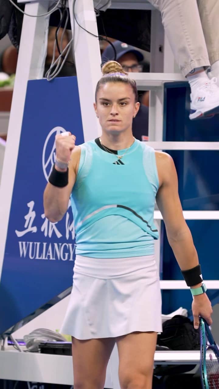 マリア・サッカリのインスタグラム：「Sakkari surges on ➡️💪  @mariasakkari overcomes @wangxinyu926 to secure her place in the China Open quarterfinals.  #ChinaOpen」