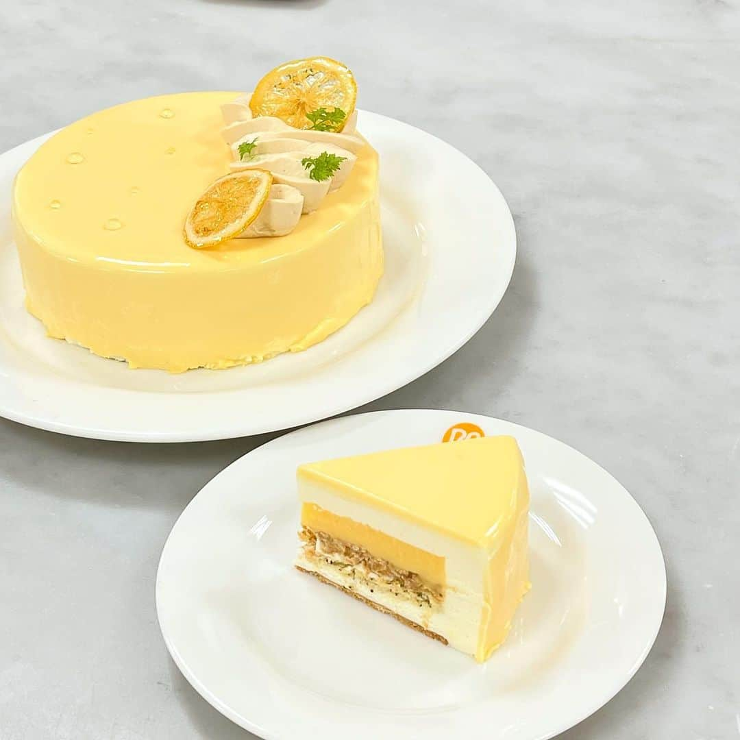 東京ベルエポック製菓調理専門学校のインスタグラム：「パティシエ実践科2年生❕  menu🧁🤍📄  〇パティシエ実践科  #卒業制作  試作2回目の卒業制作‼️😳  まだ始まったばかりですがとても完成度が高く日々の成長に驚いています！ 来週も頑張ろう💪🍰  #パティシエ科 #パティシエ実践科 #専門学校 #進路 #お菓子作り #専門学生 #製菓実習 #製菓専門学校 #専門学生の日常 #プロを目指す #製菓 #将来の夢  #お菓子作り好きな人と繋がりたい #パティシエール #スイーツ好きな人と繋がりたい #楽しい学校 #製菓学生 #お菓子作り記録 #スイーツ作り #おかし作り #スイーツ部  #マジパン細工  #飴細工  #アントルメ  #プチガトー  #焼菓子ギフト  #カヌレ  #レモンケーキ  #シフォンケーキ」