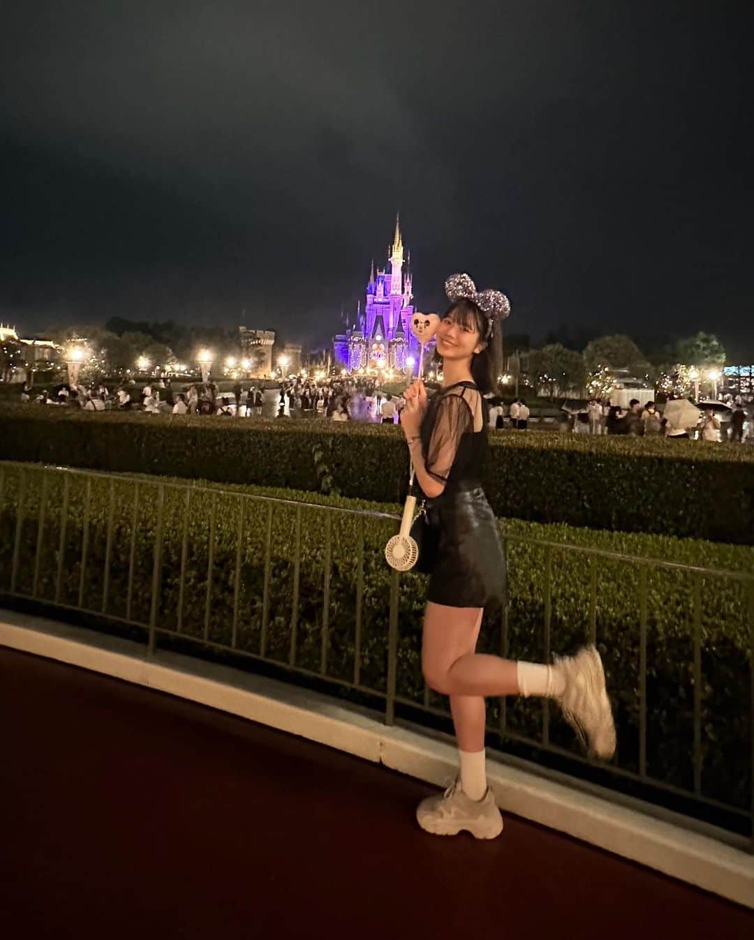 竹内ななみさんのインスタグラム写真 - (竹内ななみInstagram)「♡  10年ぶりでした…🐭🫰🏻  ・ ・ ・ ・ ・ ・ ・ ・ ・ ・ ・ ・ ・ ・ ・ ・ ・  #東京ディズニーランド #ディズニーランド #ディズニーリゾート #ディズニーコーデ #シンデレラ #シンデレラ城 #ディズニーカチューシャ #東京観光 #東京旅行 #ディズニー40周年 #ディズニー風景 #千葉旅行」10月5日 20時46分 - nanami.1002