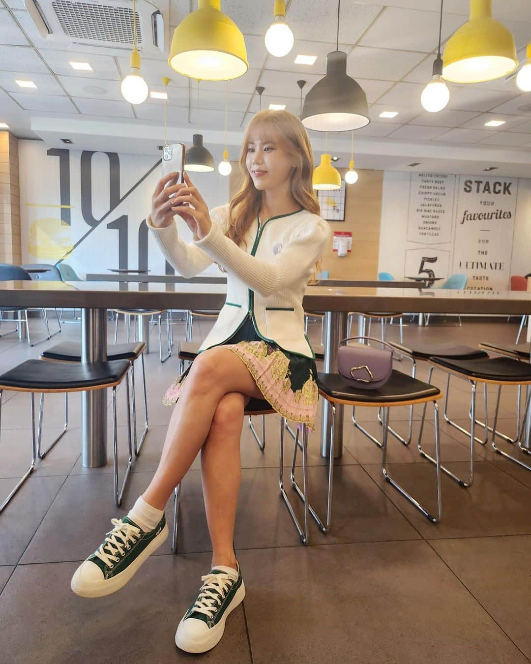 キム・ヨンジさんのインスタグラム写真 - (キム・ヨンジInstagram)「#🍔 #👗📸💕」10月5日 20時46分 - rorakim0927