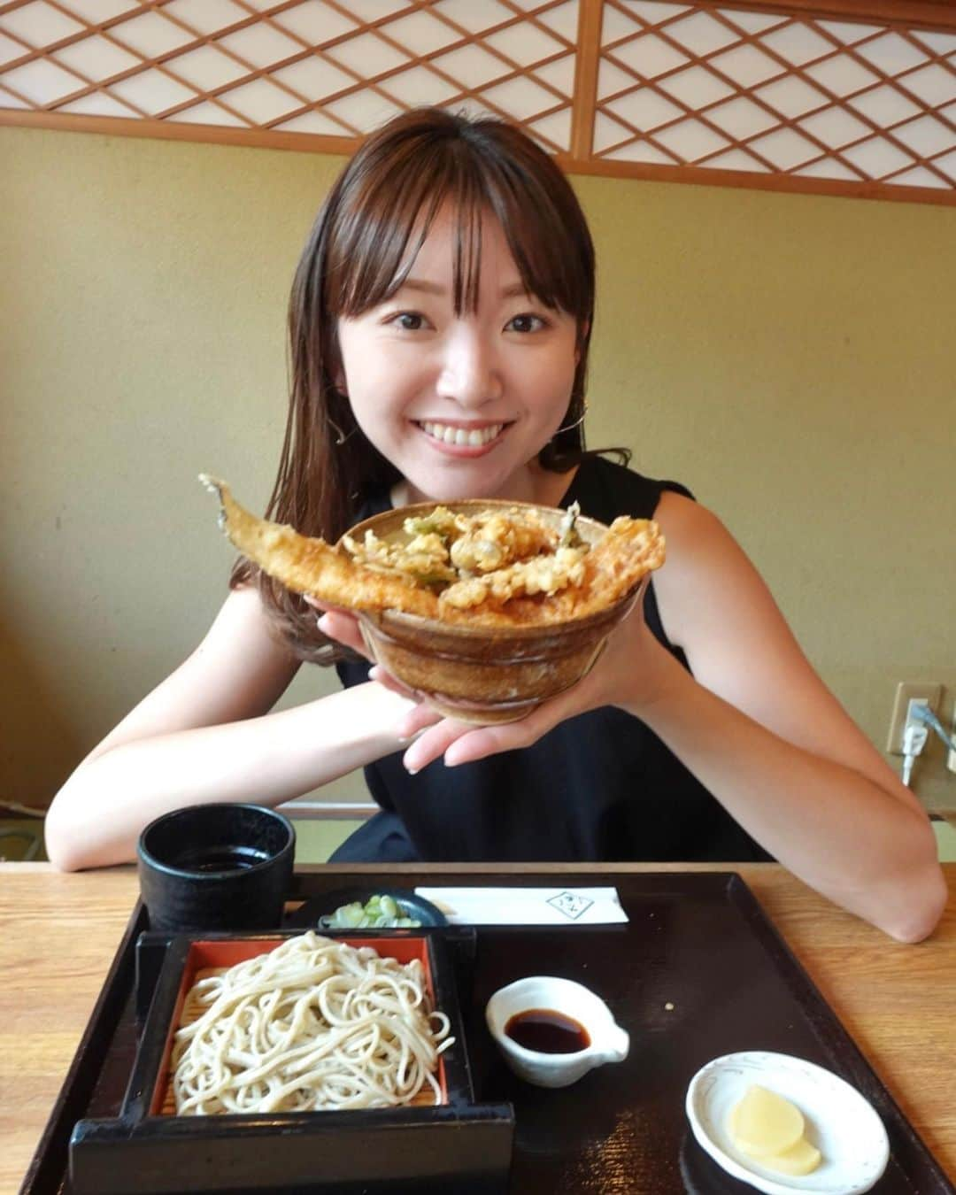 的場絢香のインスタグラム：「* ⁡ 穴子天どーーん！ おいしかった♡  いつもは上親子丼セットなんだけど 揚げ物欲してたので穴子天丼をチョイス🍚 もりもり食べた~♩ ⁡ _ _ _  📍金沢市 そば処大藪 _ _ _ #金沢 #金沢グルメ #天丼 #蕎麦 #マトバの石川グルメ #揚げ物大好き」