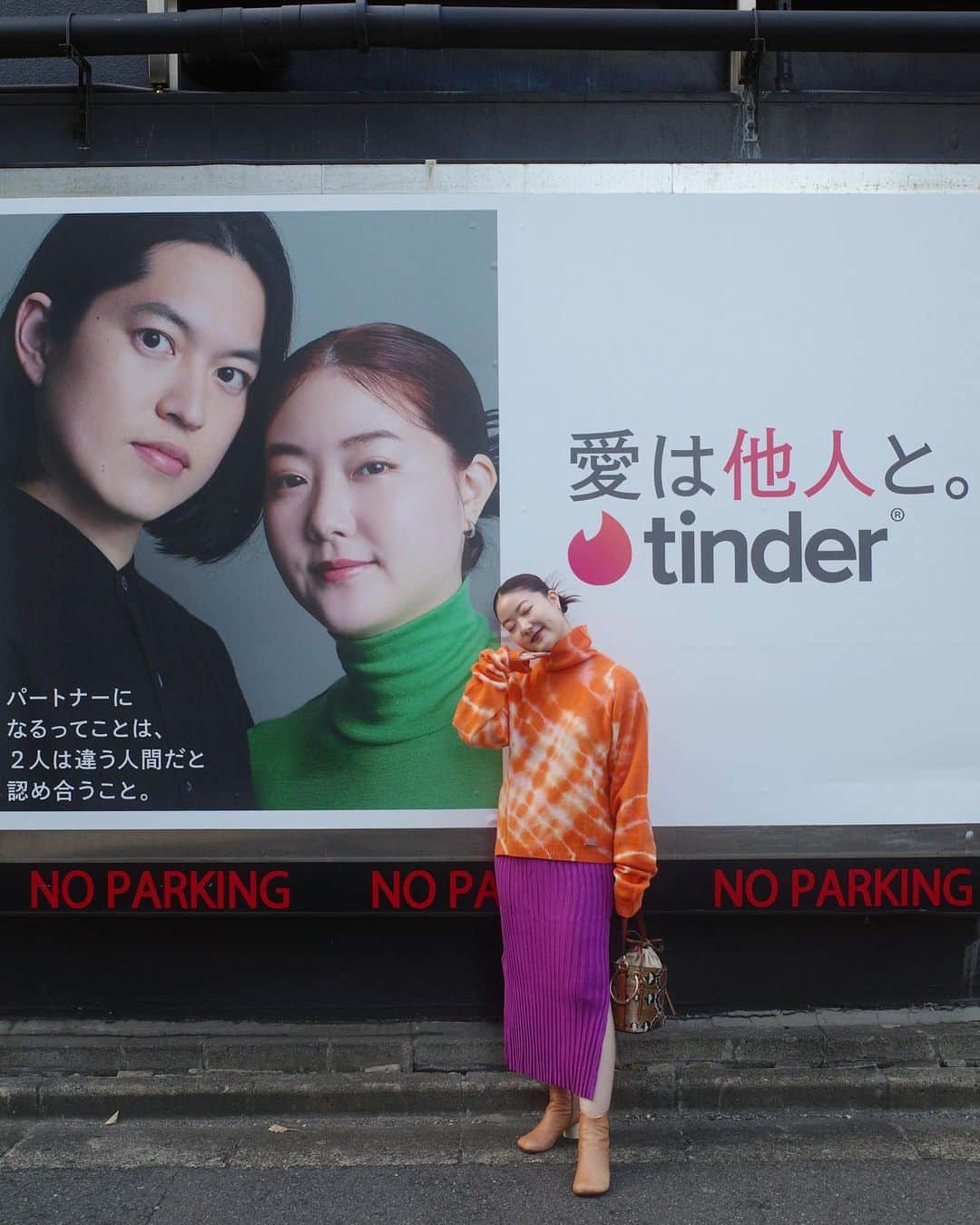 石井リナのインスタグラム：「愛は他人と🫶  Tinderのキャンペーンにお声がけいただき、亮介と参加してます。  15日まで裏原宿に掲出されるみたい。新宿駅にも張り出されていて、見たよ〜といろんな人から連絡もらってとっても嬉しいです🧚  私は2014年頃から結婚する前までTinderを愛用してまして。古参ユーザーかつ、かなりアクティブユーザーだったと思う。  友人になった人もいるし恋愛のようになった人もいたし、かなりたくさんの人に出会った気がします。（10人〜20人くらいかな？）  Tinderで出会いがカジュアルになったこと、誰もが主体的に恋愛ができること、そして今回の「愛は他人と。」というコピーにも共感してます🫶  お声がけありがとうございました！🔥」