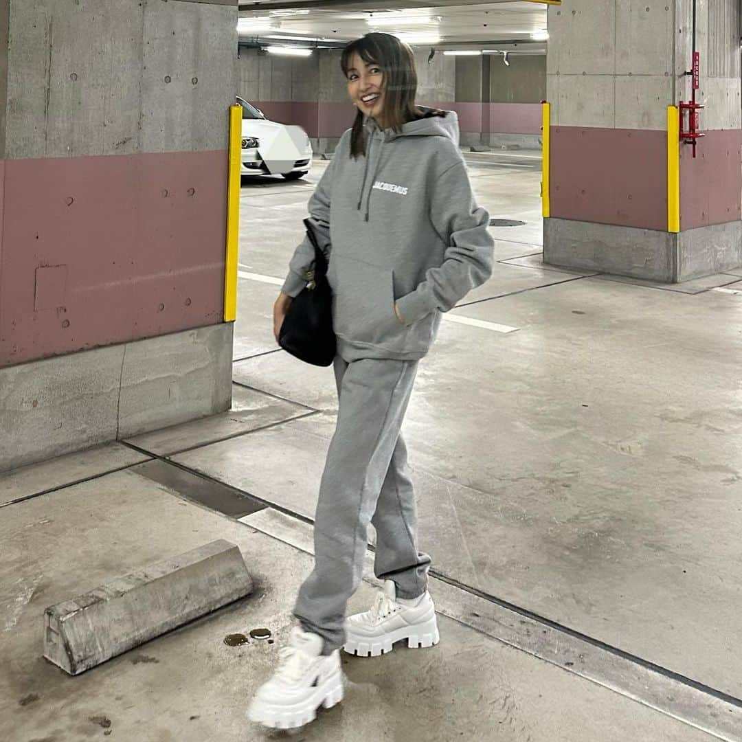 矢田亜希子のインスタグラム：「昨日あんなに寒かったのにな、、、、、 今日はまた暑かったです😅 #昨日はスウェット上下着られた#裏起毛#大好き#スウェットコーデ #ジャックムス#お気に入り#早く冬服着たいな」