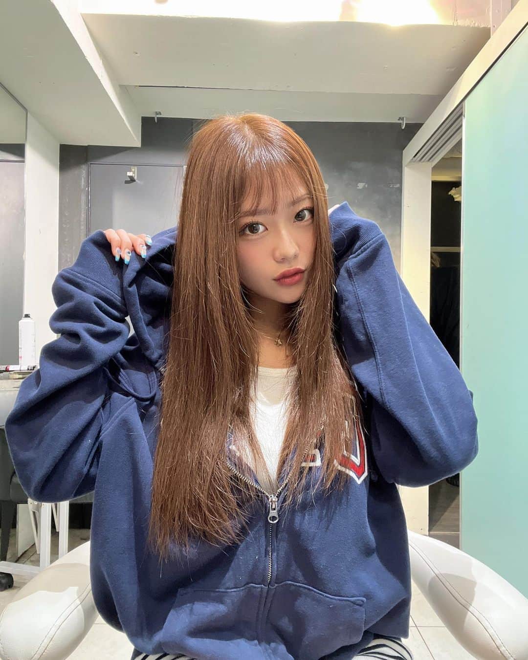 のインスタグラム：「髪を少し明るくしたよ🧸💖 エクステを卒業したよ✨ これから地毛生活だ〜楽ちんだ〜 #PR」