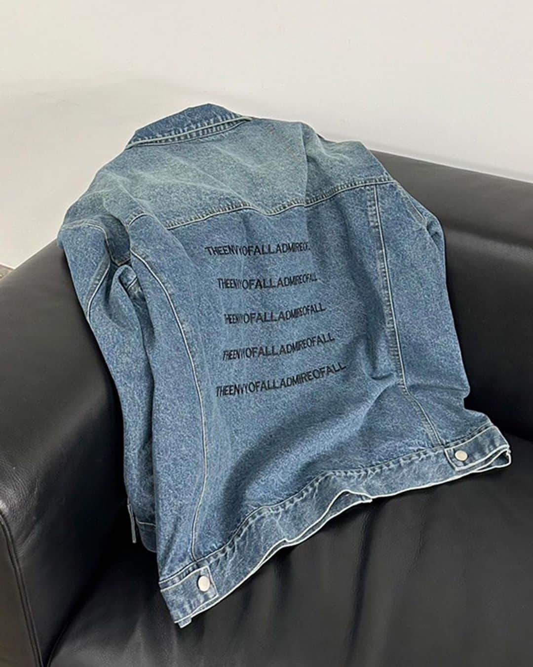 ENVYMのインスタグラム：「【𝐍𝐄𝐖𝐀𝐑𝐑𝐈𝐕𝐀𝐋🩶】 ⁡ ⁡ ✔︎︎︎︎エンブロイダリールーズGジャン color/BLUE price/¥9,790 ⁡ ✔︎︎︎︎ワンポイントスウェットOP color/WHITE/BEIGE/BLACK price/¥8,250 ⁡ NOW ON SALE ⁡ -————————————— ⁡ ⁡ ⁡ #ENVYM #2023AW」