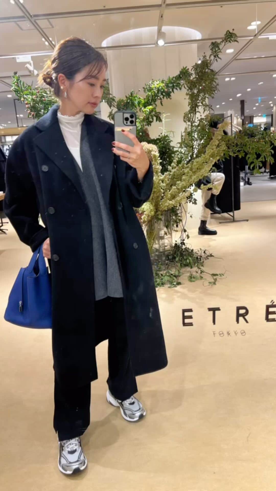 林香里のインスタグラム：「・ ・ @etretokyo  pop up shopへ♡ 秋をたっぷり感じる素敵な装飾とBaisicで上品で 長く使えそうなアイテムが沢山揃っていて迷いに迷い… どタイプなコートをgetしましたー👍🏻🤎🩶  @ohgaofficial ♡ @yurima_ma ちゃんコラボitemも 可愛かったぁー😆❣️  pop up shogは10日まで!! 📍阪急うめだ本店4階」