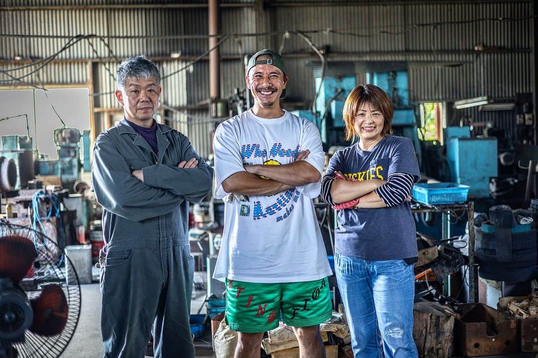 のインスタグラム：「お父さんと奥様が本当に素敵で心温まる工房でした。  ありがとうございました！  また必ず遊びに行きますので、また美味しいパンとコーヒーをお願いします。おかわりもします。笑笑  「鏝(こて)職人」スギタ工業  ヤマスギ印の本職用左官鏝を造って４０年。鍛造鏝を主にに、中塗鏝と、仕上鏝を１丁１丁手作業で製作。出来上がった製品は、数多くの左官職人が愛用。 又、別注にて如何なる寸法でも製作。その他、機械仕上造りの製造方法の中塗鏝、仕上鏝、更に、角鏝、シゴキ鏝、土間鏝、万能鏝なども手がける。  Special thanks  Photo by @moochan.camera」
