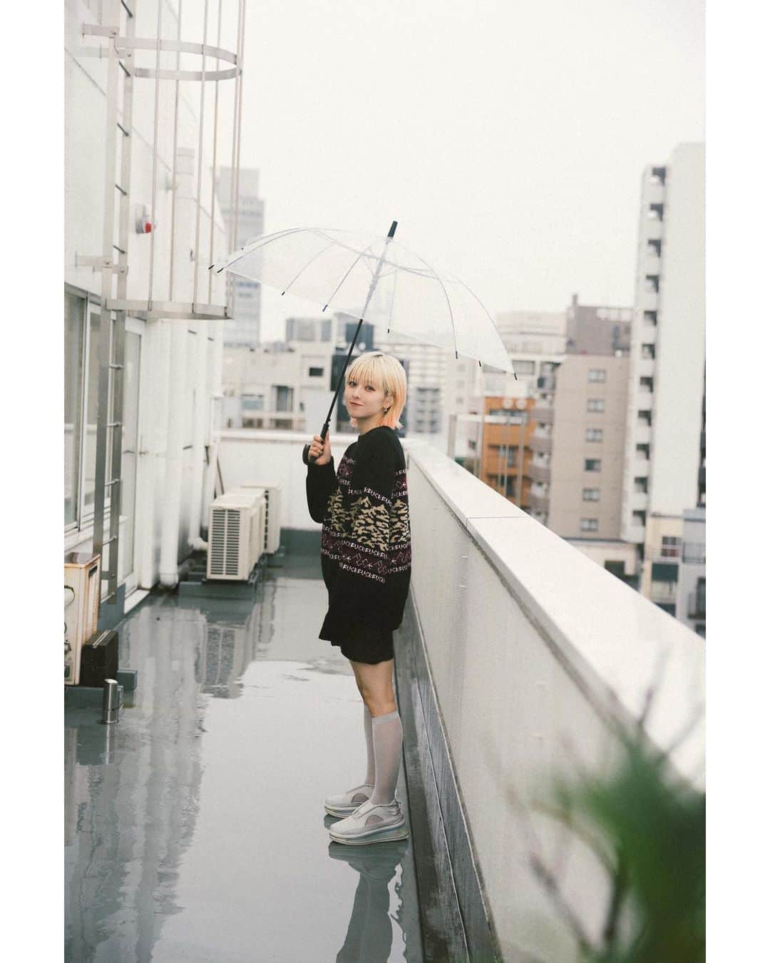 坂美来乃さんのインスタグラム写真 - (坂美来乃Instagram)「友達が撮ってくれた、雨の日のわたしです🌧️🐌 個人的には3枚目の顔が面白くてすき  @mizukiimai」10月5日 20時51分 - rockbq69
