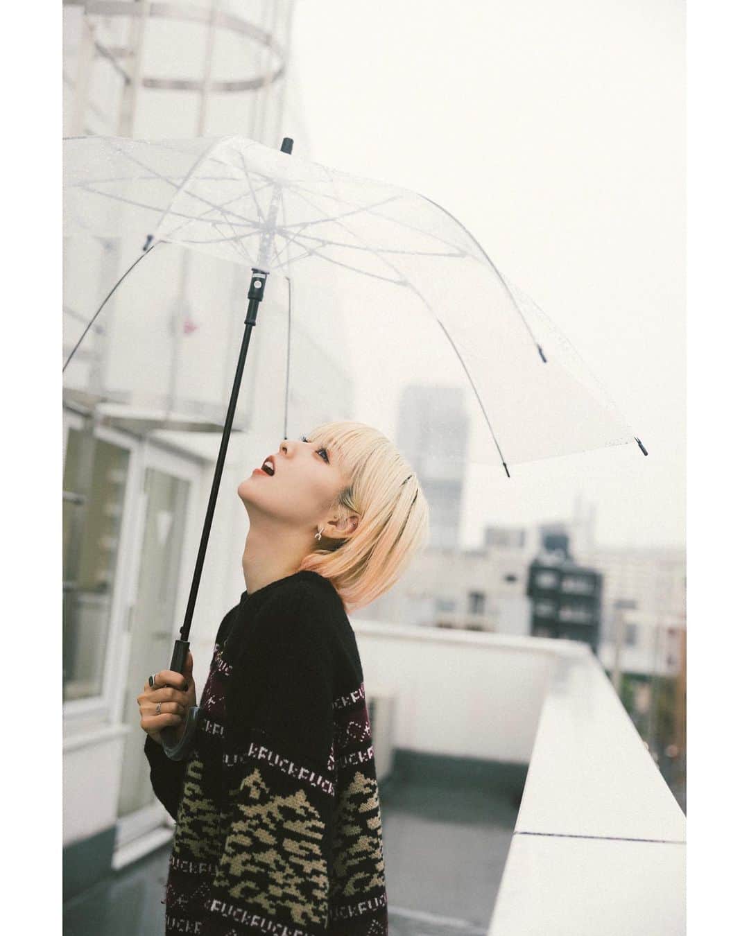 坂美来乃のインスタグラム：「友達が撮ってくれた、雨の日のわたしです🌧️🐌 個人的には3枚目の顔が面白くてすき  @mizukiimai」